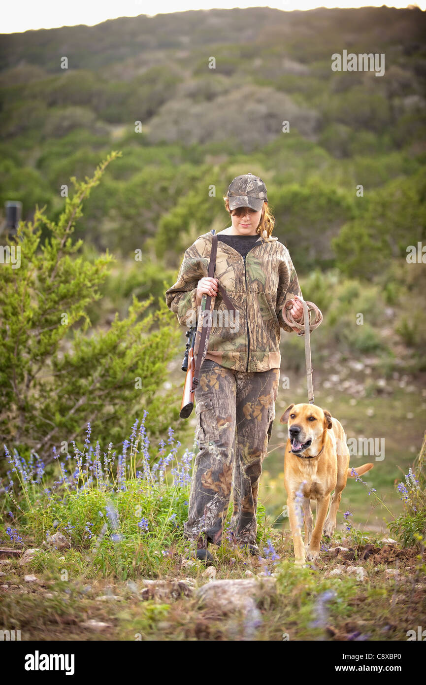 Jagd-Frau mit Gewehr und Hund (Jagdhund-Hund) an der Leine Stockfoto