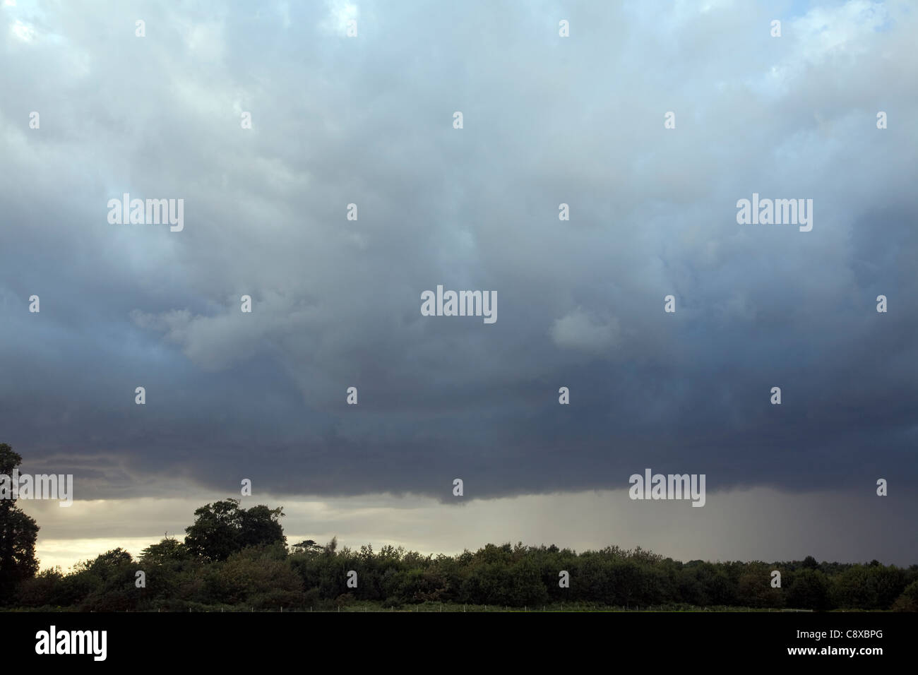 Schwere dunkle Gewitterwolken liegen niedrig im Himmel Stockfoto