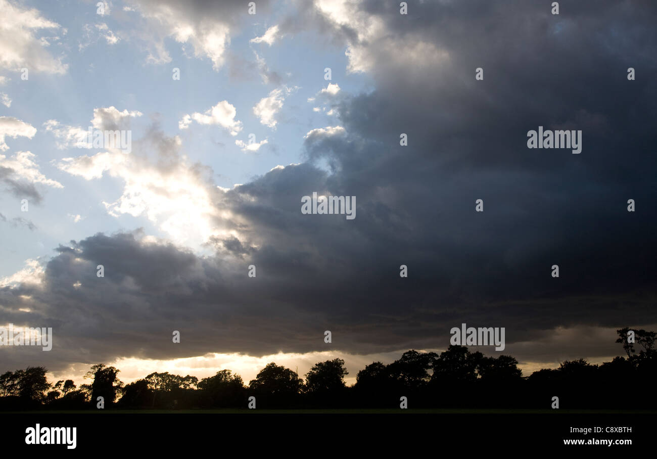 Schwere dunkle Gewitterwolken liegen niedrig im Himmel Stockfoto