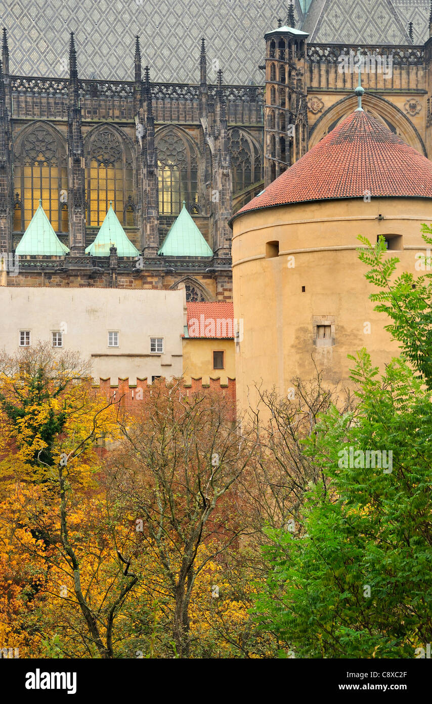 Prag, Tschechische Republik. Blick auf die Burg von den königlichen Gärten / Kralovska Zahrada. Herbst - Oktober Stockfoto