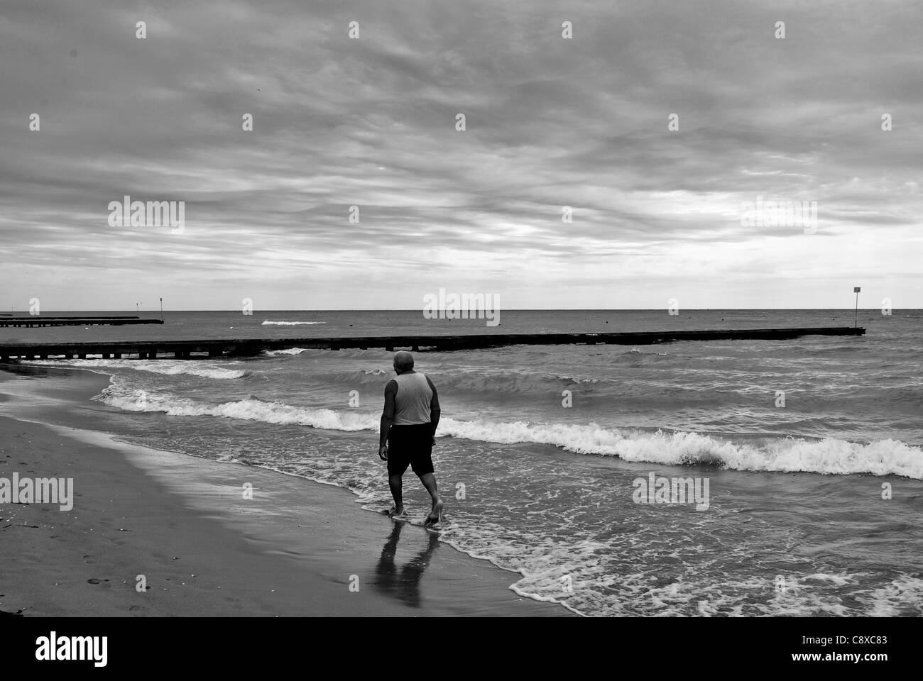 Gerne älteres paar machen Sie einen Spaziergang am Strand schöne Italyl. Stockfoto