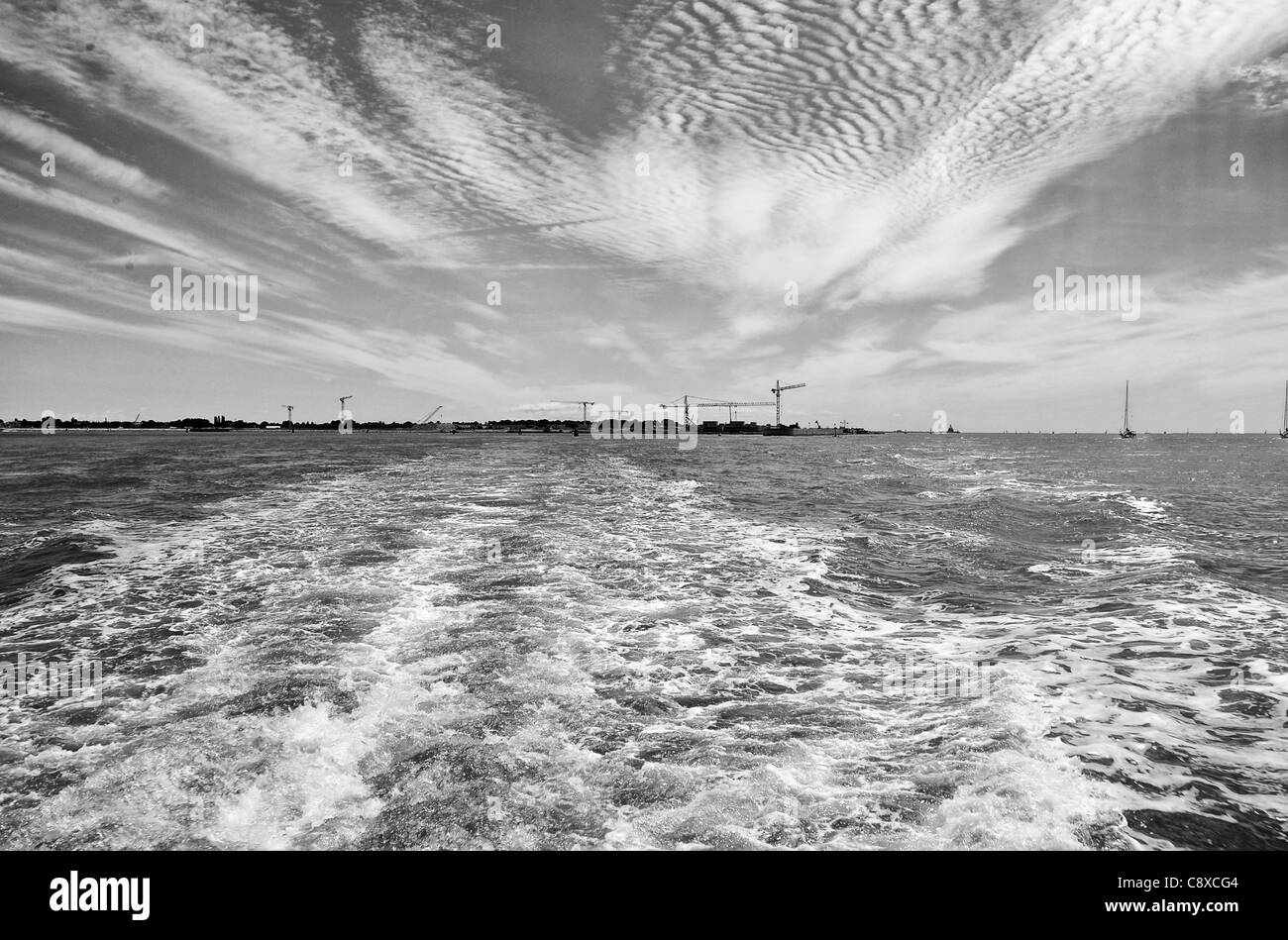 Kreuzfahrt Schiff Gefolge oder Trail im Meer, die Lagune von Venedig Stockfoto