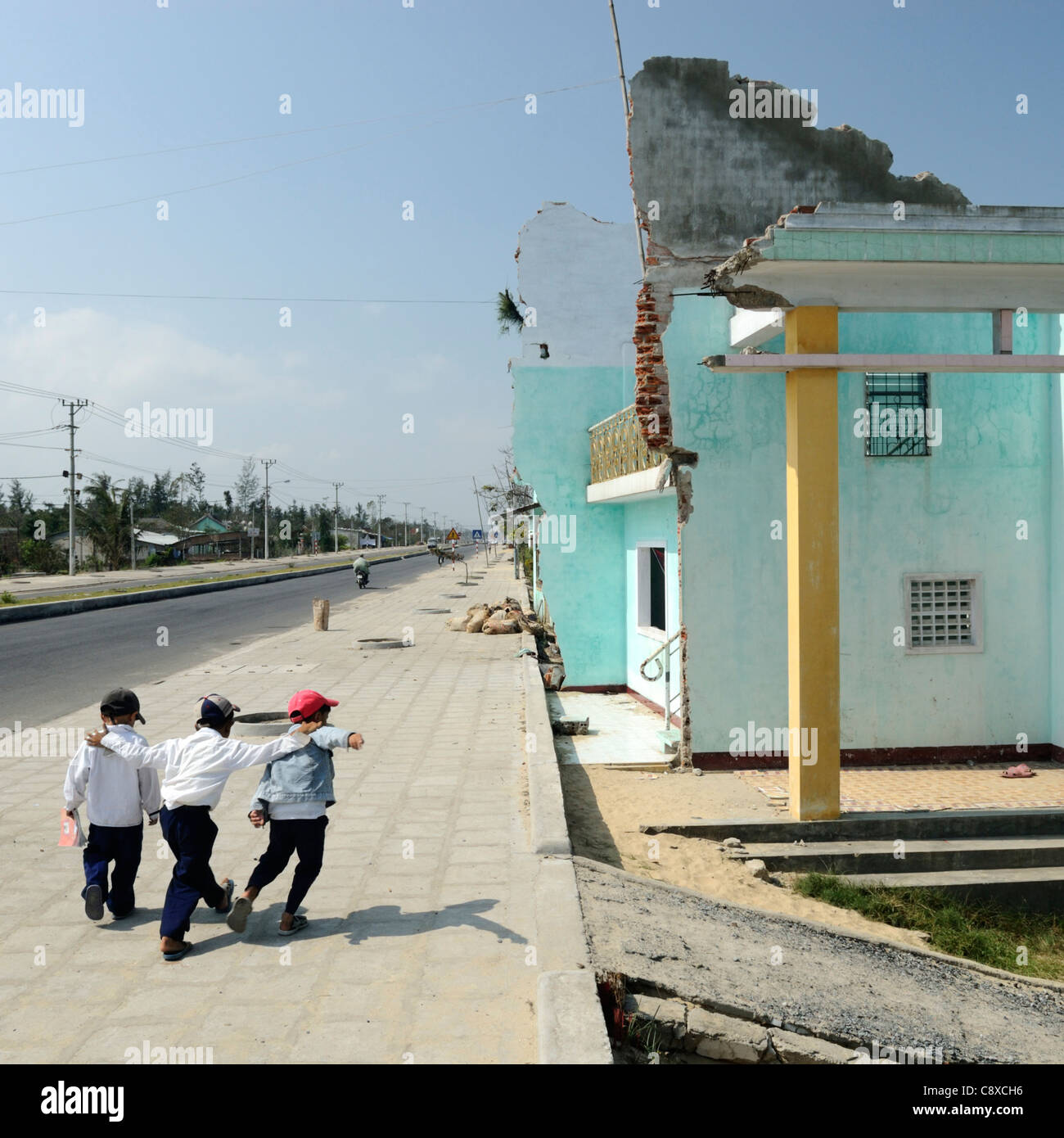 Asien, Vietnam, nr. Hoi an JG entlang der Küstenstraße zwischen Hoi an ein und Da Nang, Häuser wurden halbiert, machen Platz für die Ne... Stockfoto