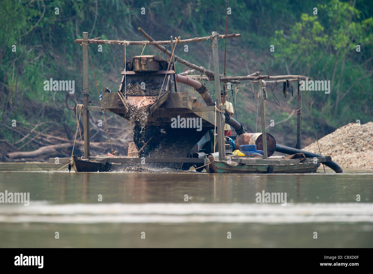 Illegalen Goldabbau am Flussufer Madre de Dios in der Nähe von Puerto Maldonado in Peru Amazonas-Becken Stockfoto