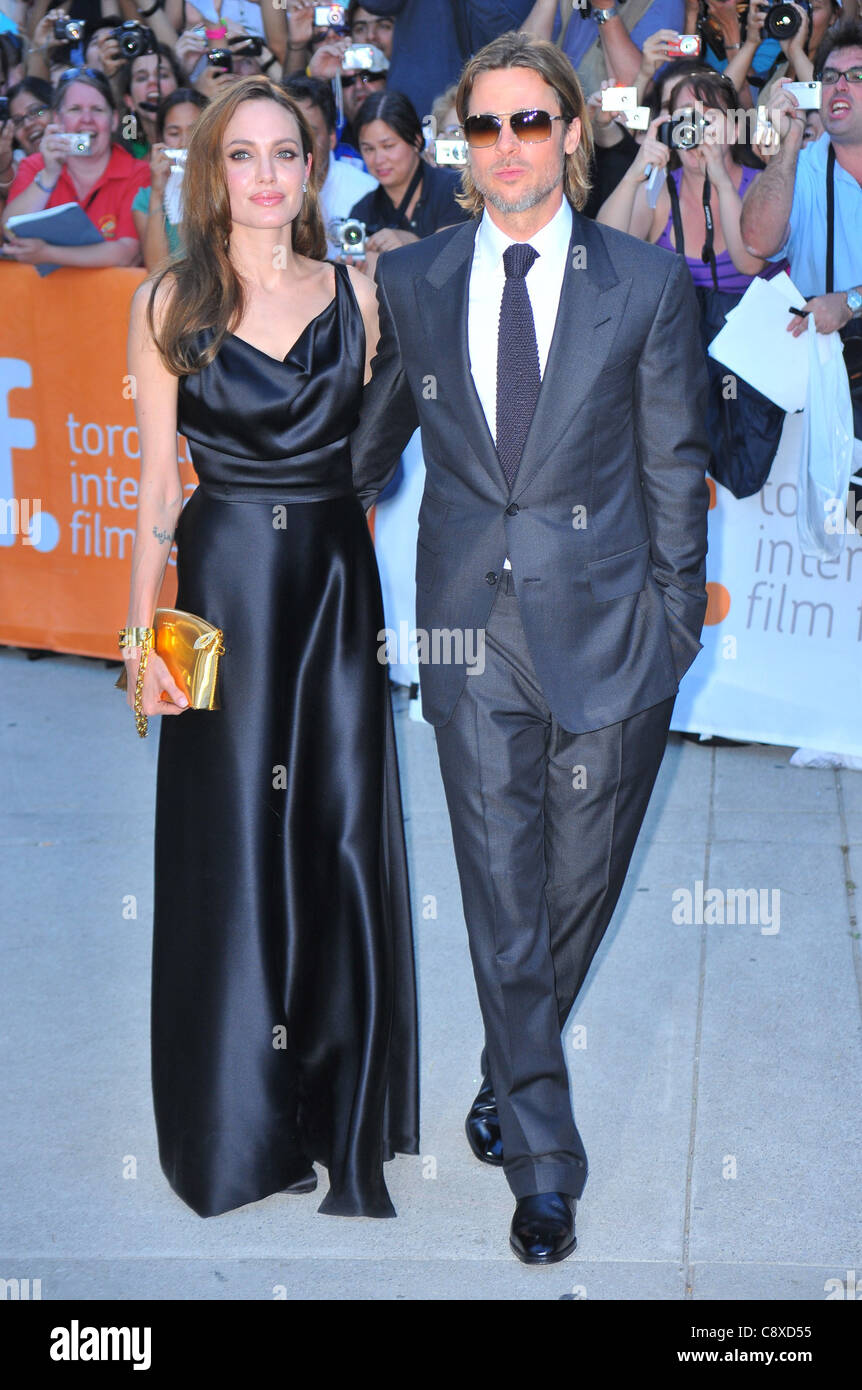 Angelina Jolie trägt Vivienne Westwood Kleid Louis Vuitton Kupplung Brad Pitt Ankünfte MONEYBALL Premiere atToronto Stockfoto