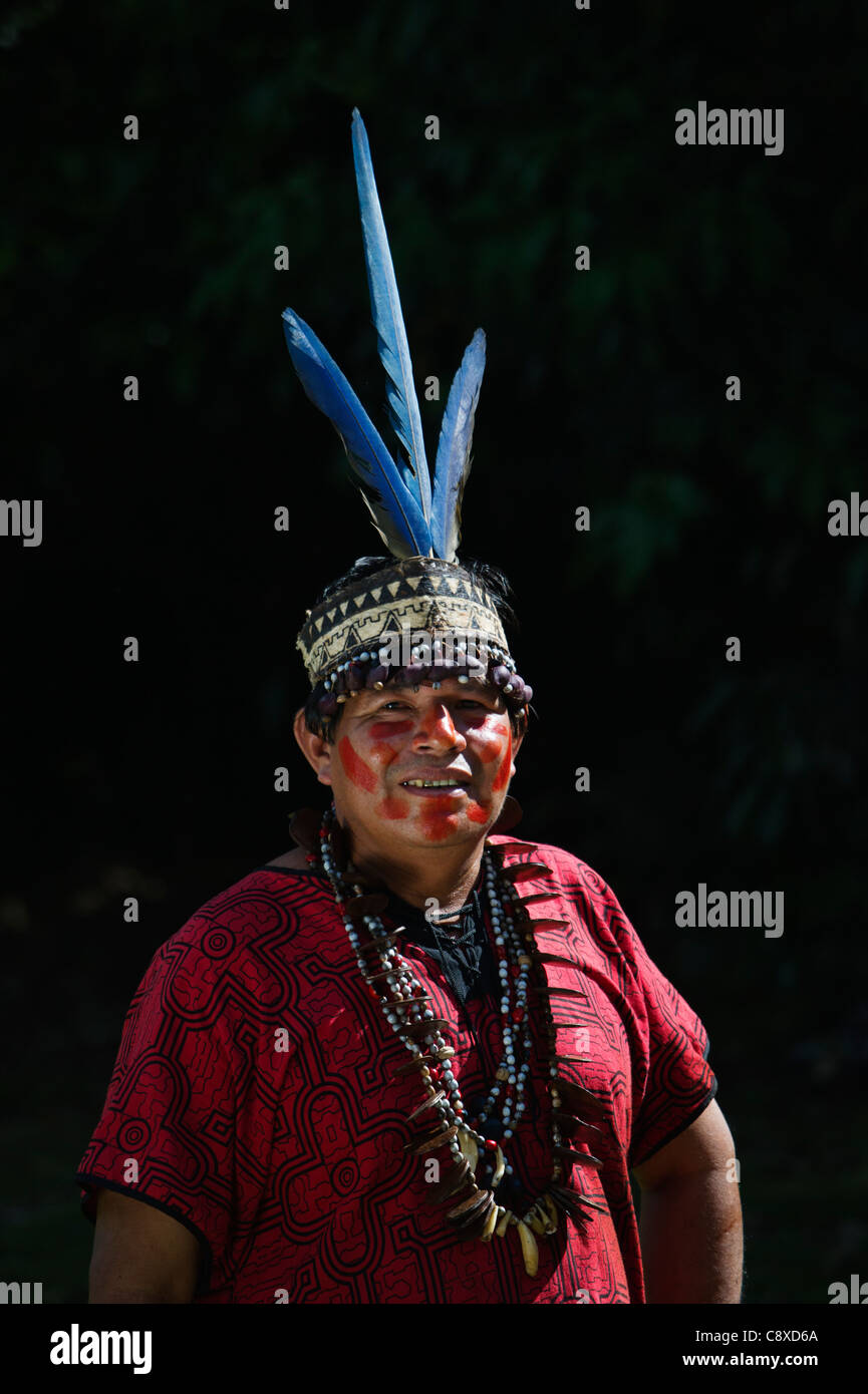 Schamanen-Assistent von Bora Stamm tragen Ara Feder Kopf Kleid nördlichen Amazonasbecken Peru Stockfoto