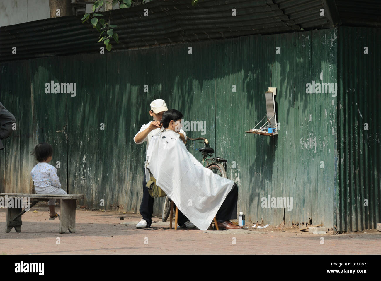 Asien, Vietnam, Hanoi. Hanoi Altstadt. Typische am Straßenrand Friseursalon... Stockfoto