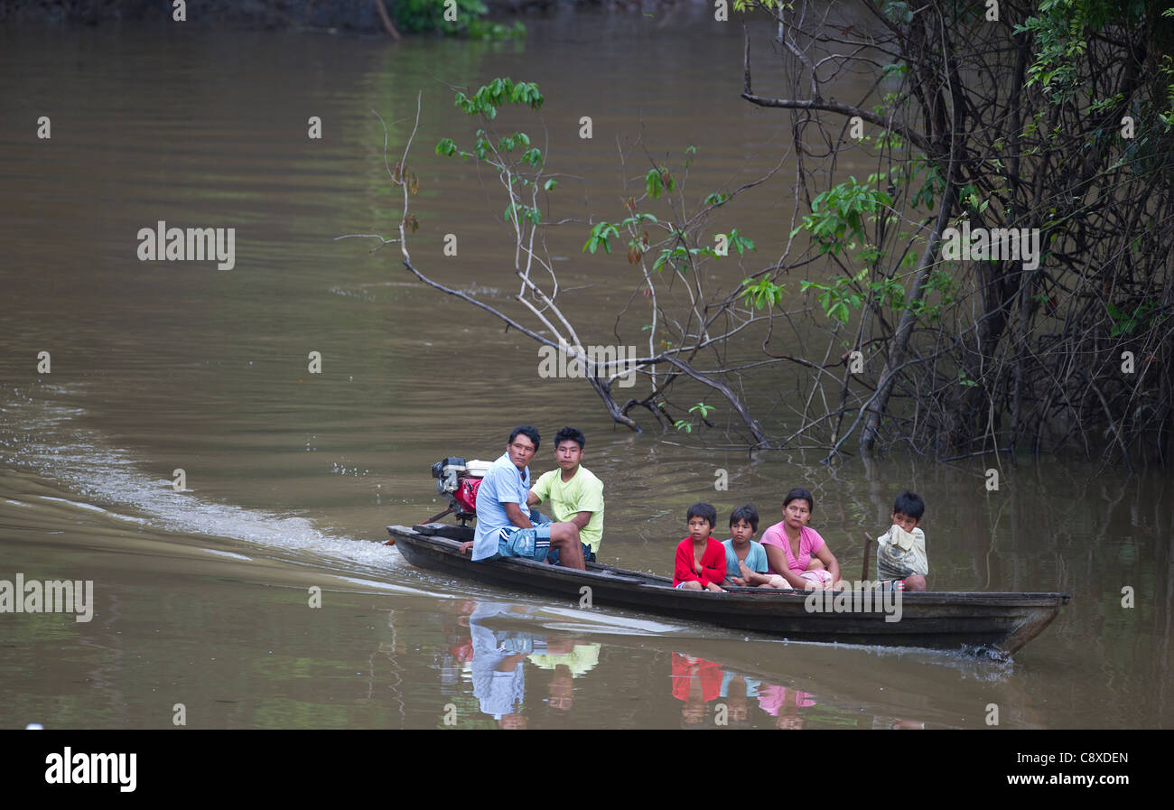 Familie auf Nebenfluss des Flusses Amazonas Nr Iquitos Peru Stockfoto