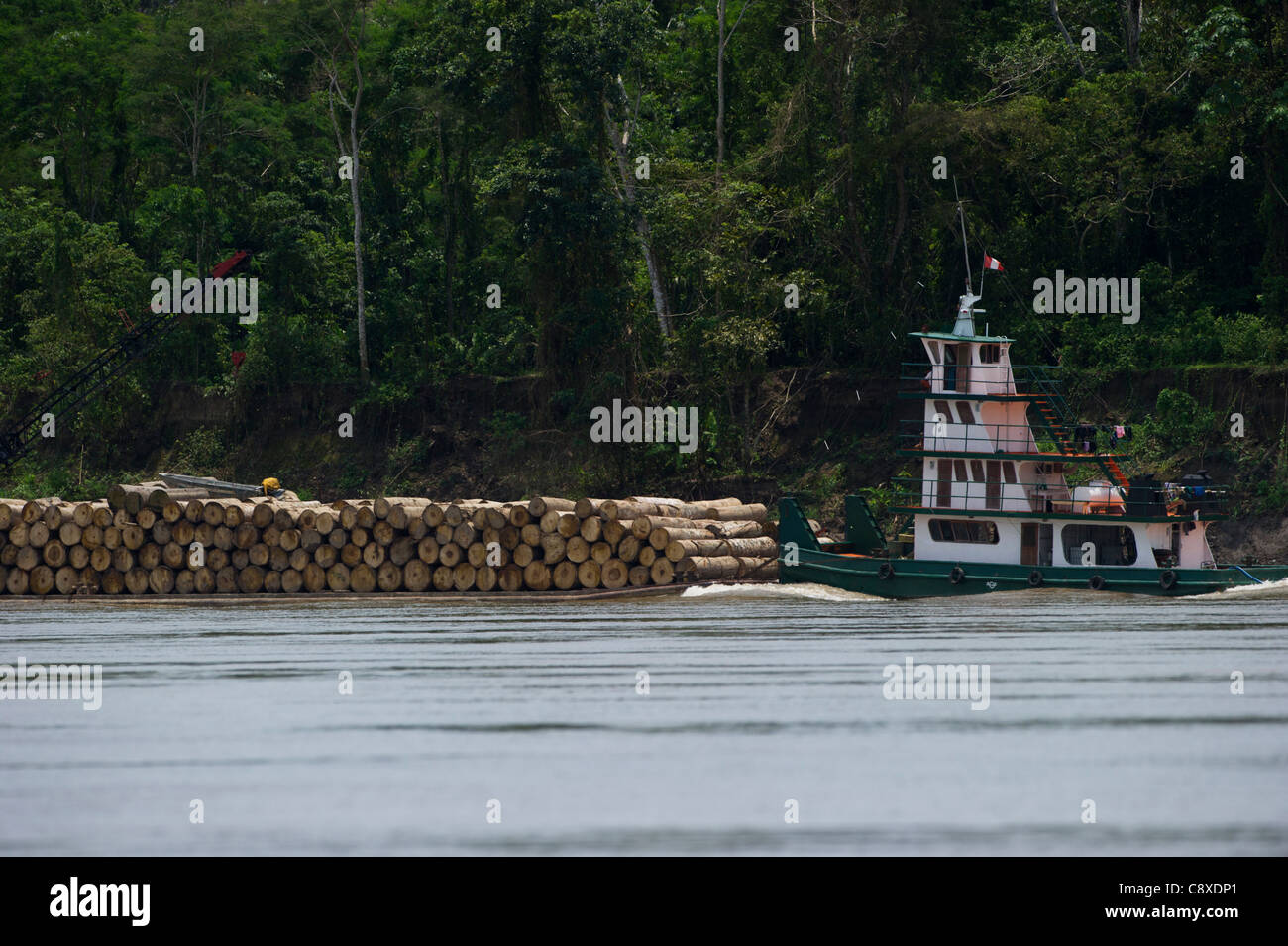 Protokollierung der Lastkahn auf Amazonas bei Iquitos Peru Stockfoto