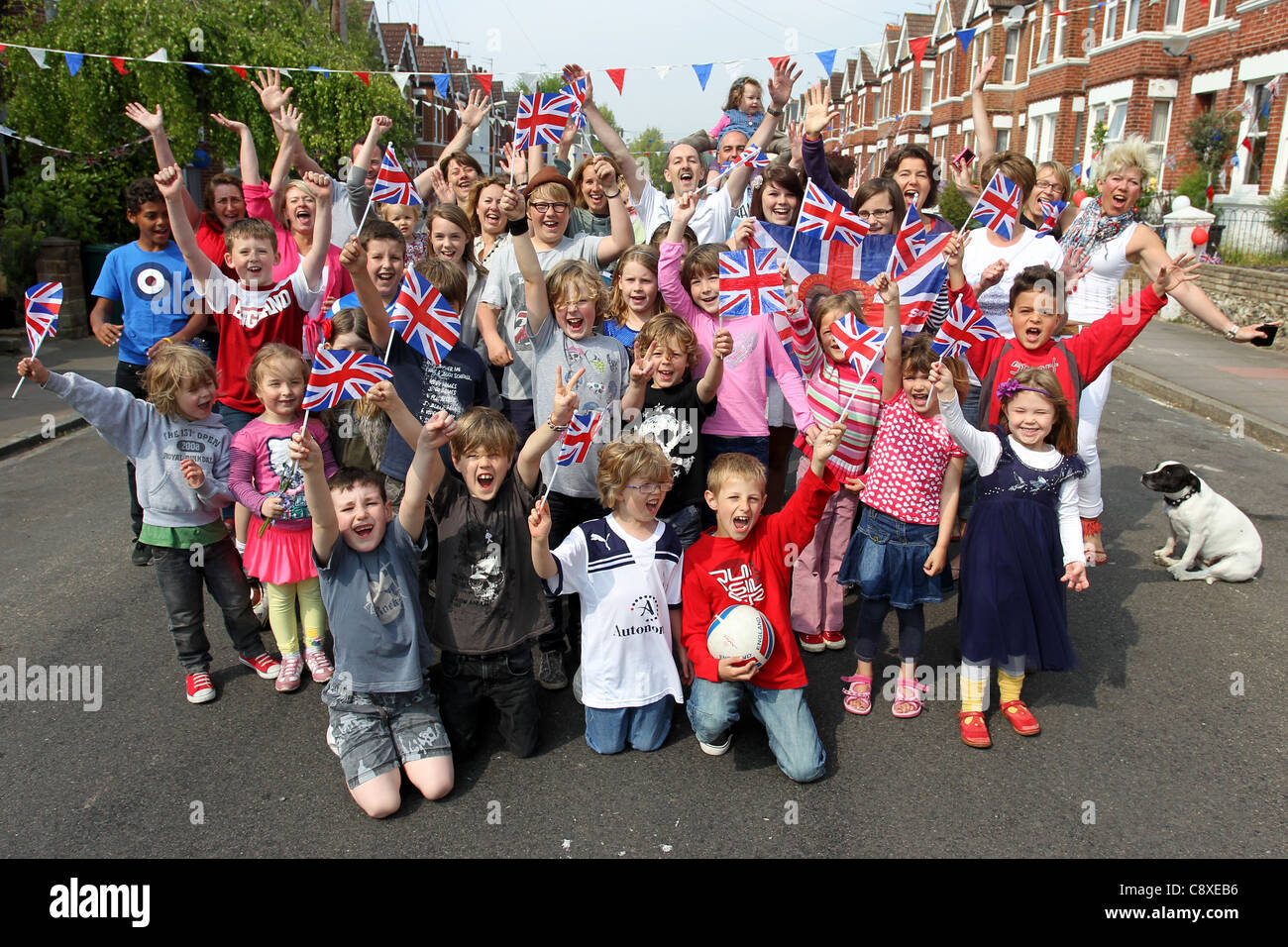 Bewohner und Kinder freuen sich über ein Straßenfest in Brighton, East Sussex, UK, zu Ehren von die königliche Hochzeit zwischen Prinz Willia Stockfoto