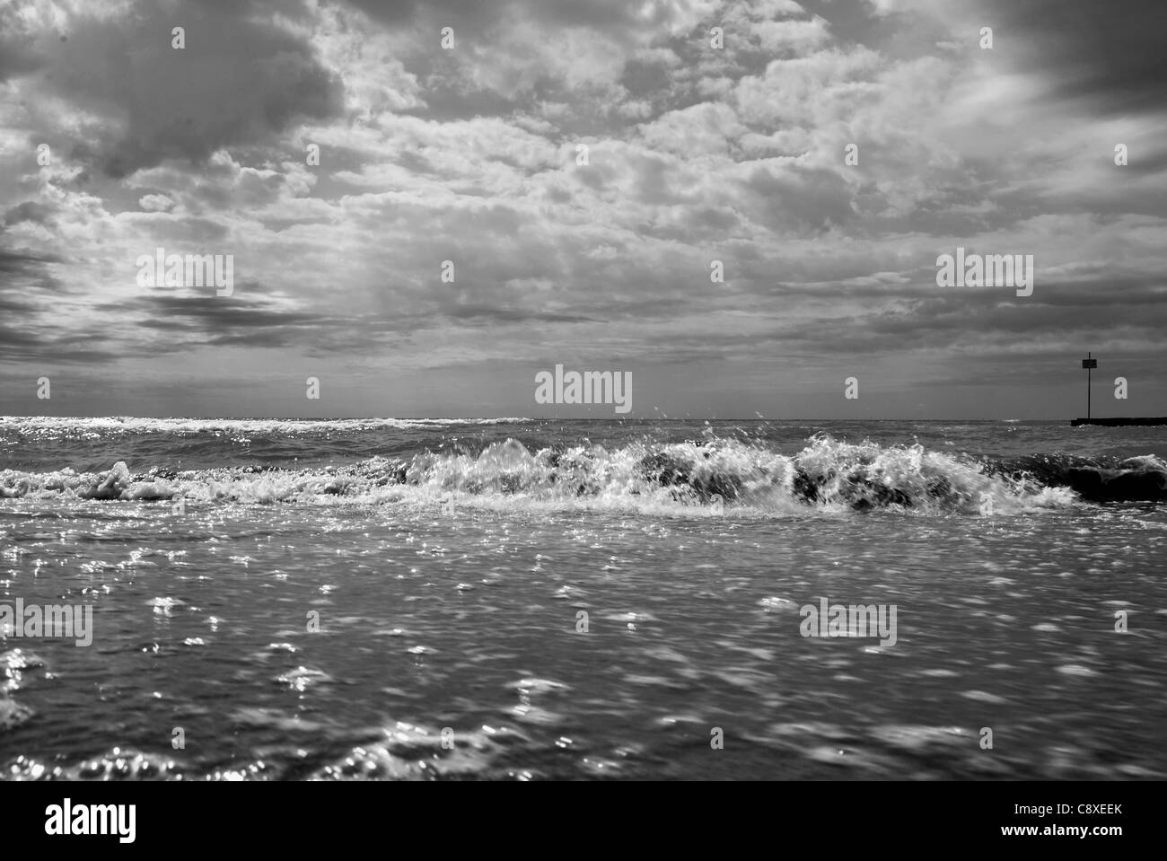 Detail von Strand, Wasser und kleinen Steinen im Sommer Stockfoto