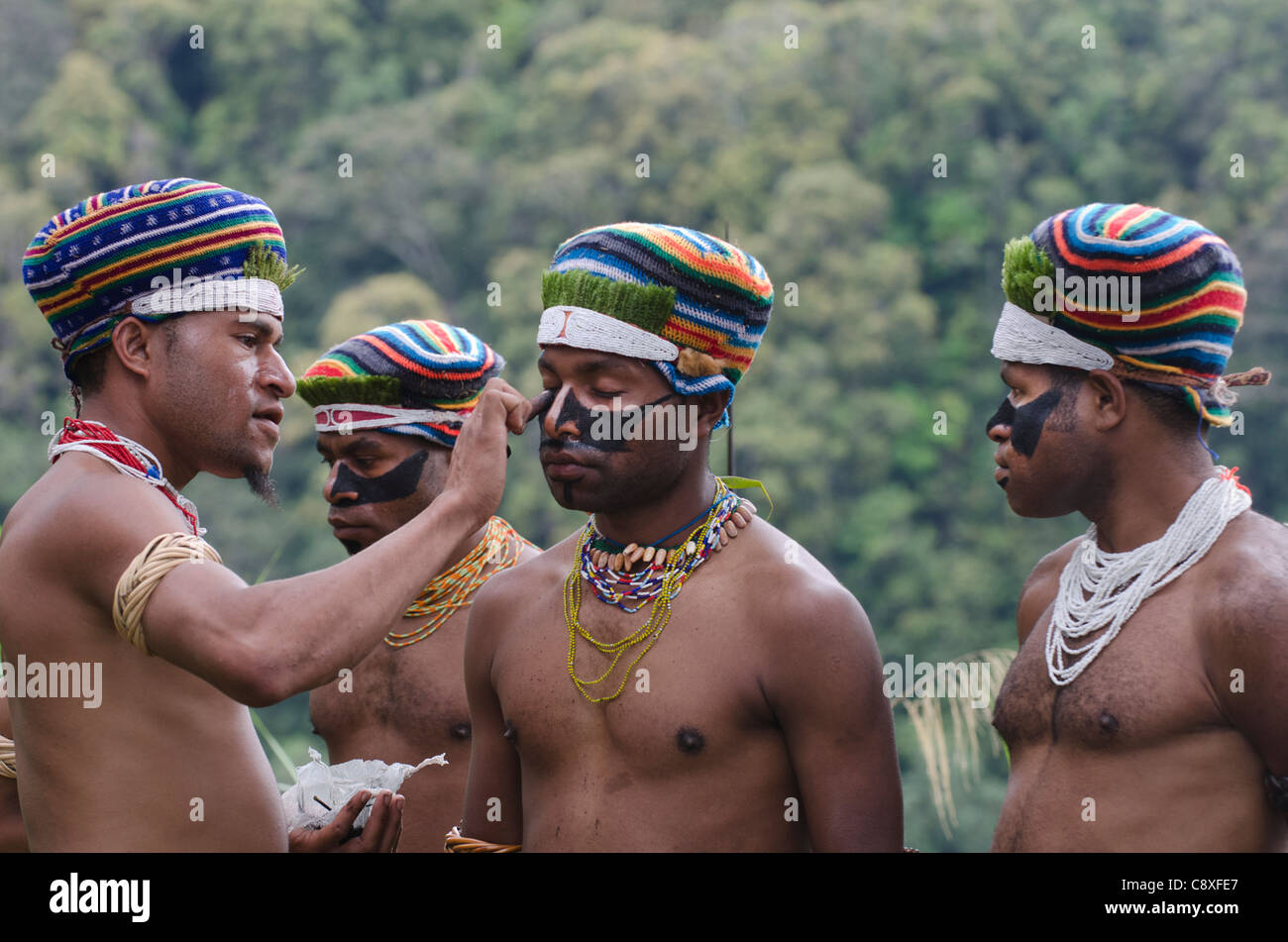 Westlichen Hochländer Vorbereitung für ein Sing-Sing auf der Paiya Messe im westlichen Hochland in der Nähe von Mt Hagen Papua Neuguinea Stockfoto