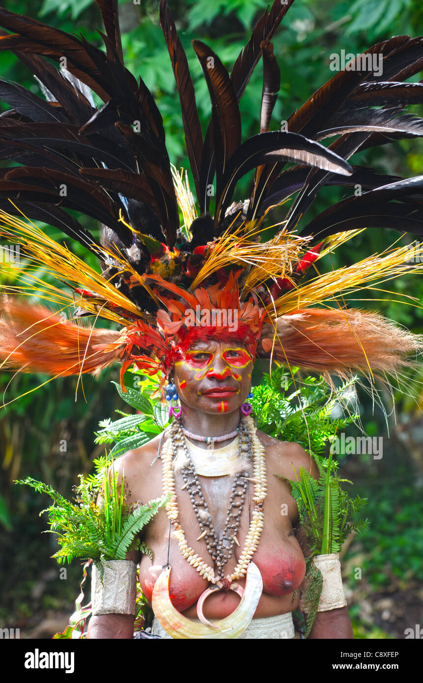 Darsteller aus Jiwaka Stammes im westlichen Hochland der Paiya zeigen Sing-Sing im westlichen Hochland Papua-Neuguinea Stockfoto