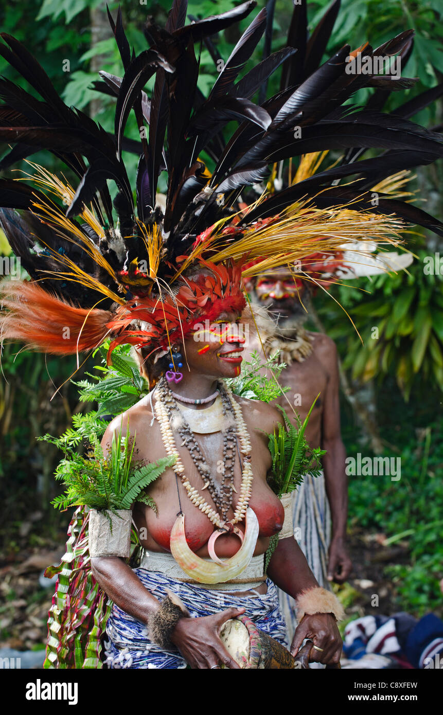 Darsteller aus Jiwaka Stammes im westlichen Hochland der Paiya zeigen Sing-Sing im westlichen Hochland Papua-Neuguinea Stockfoto
