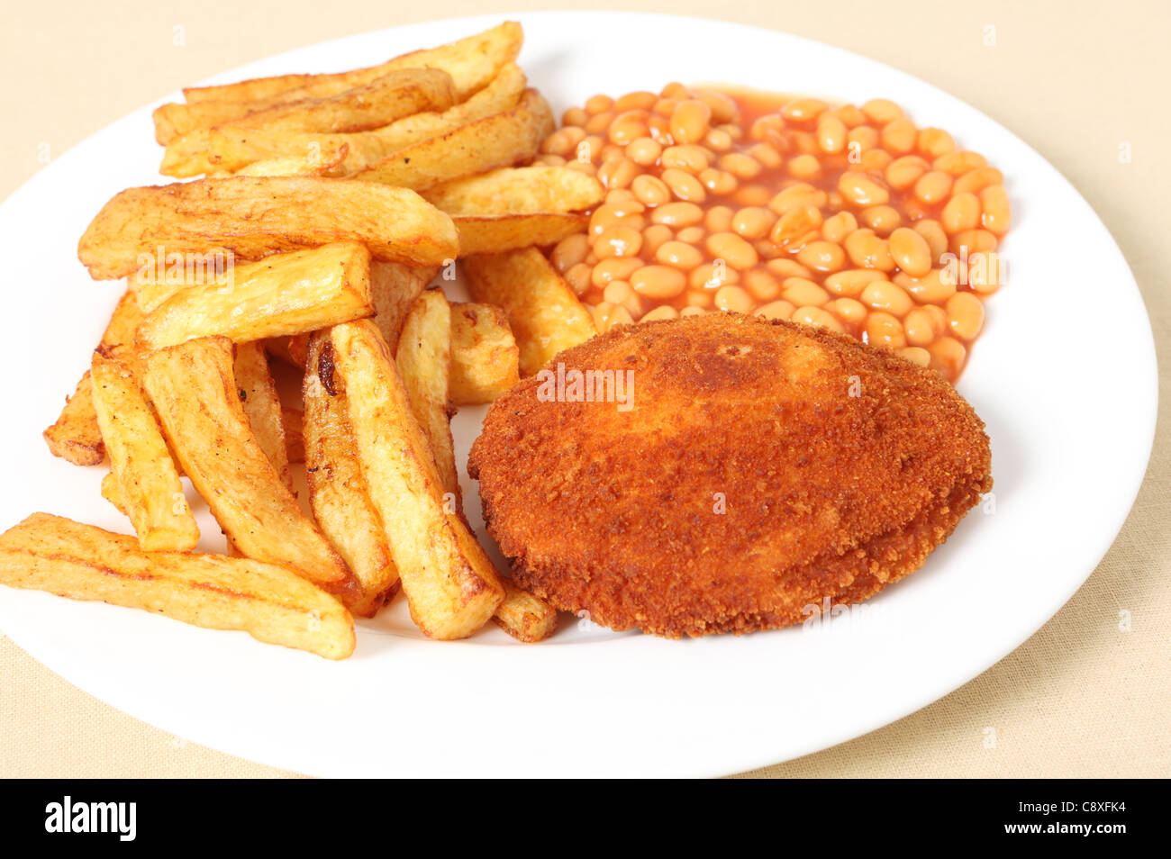 Ein Huhn Kiew Nahaufnahme mit gebackenen Bohnen und Chips oder Pommes Frites. Stockfoto