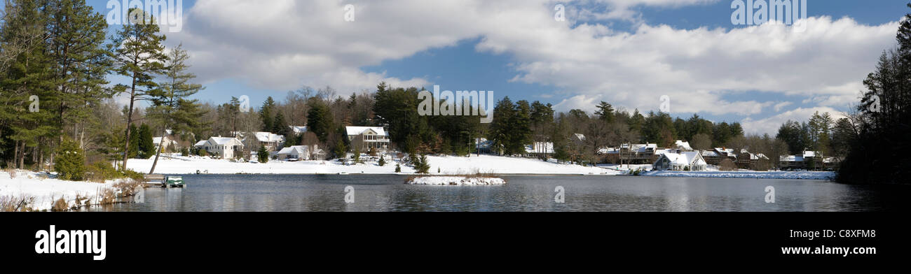 Deerlake Dorf (Panoramabild) - Brevard, North Carolina, USA Stockfoto