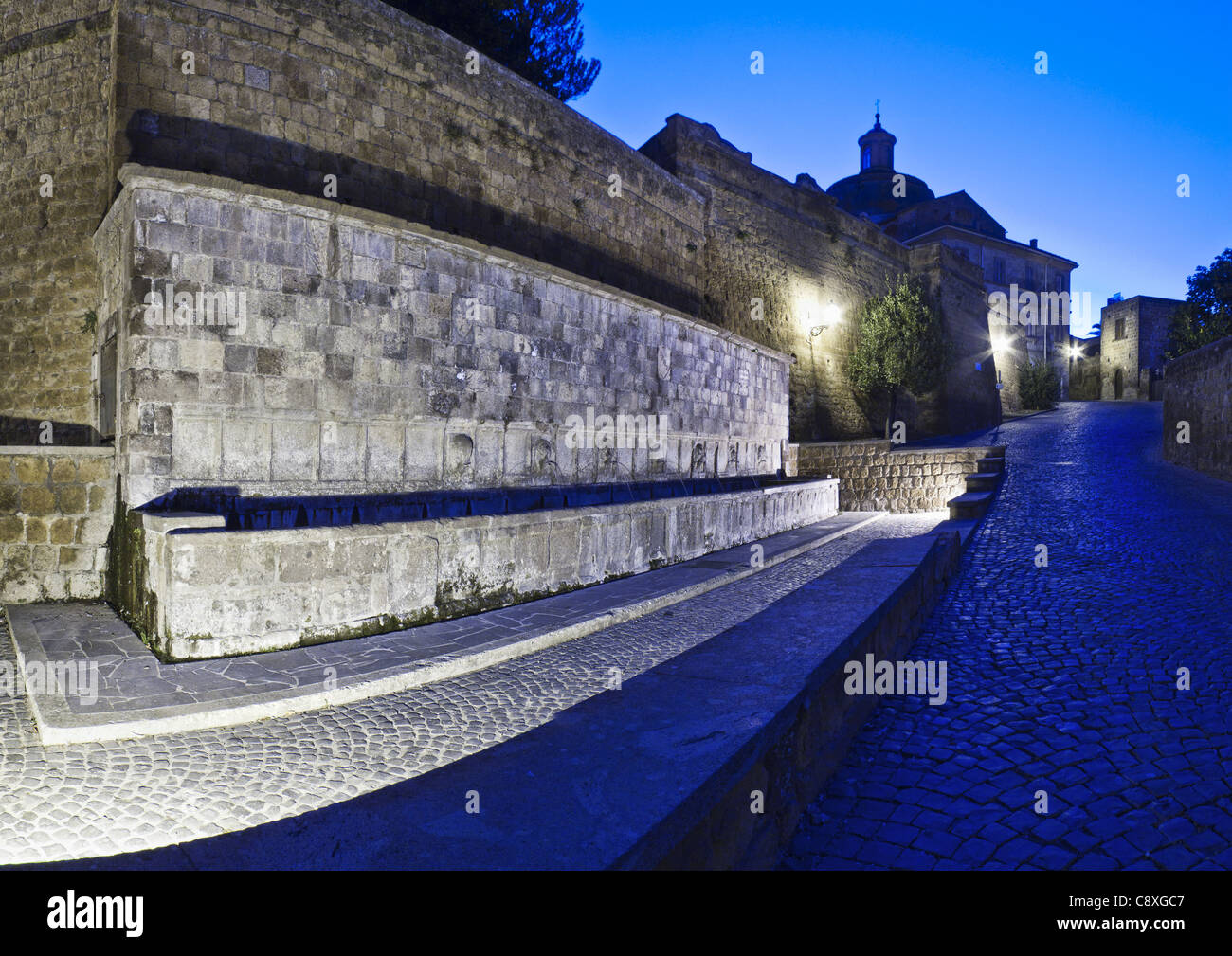 Nachtansicht von Tuscania, einer kleinen Stadt in Italien. Stockfoto