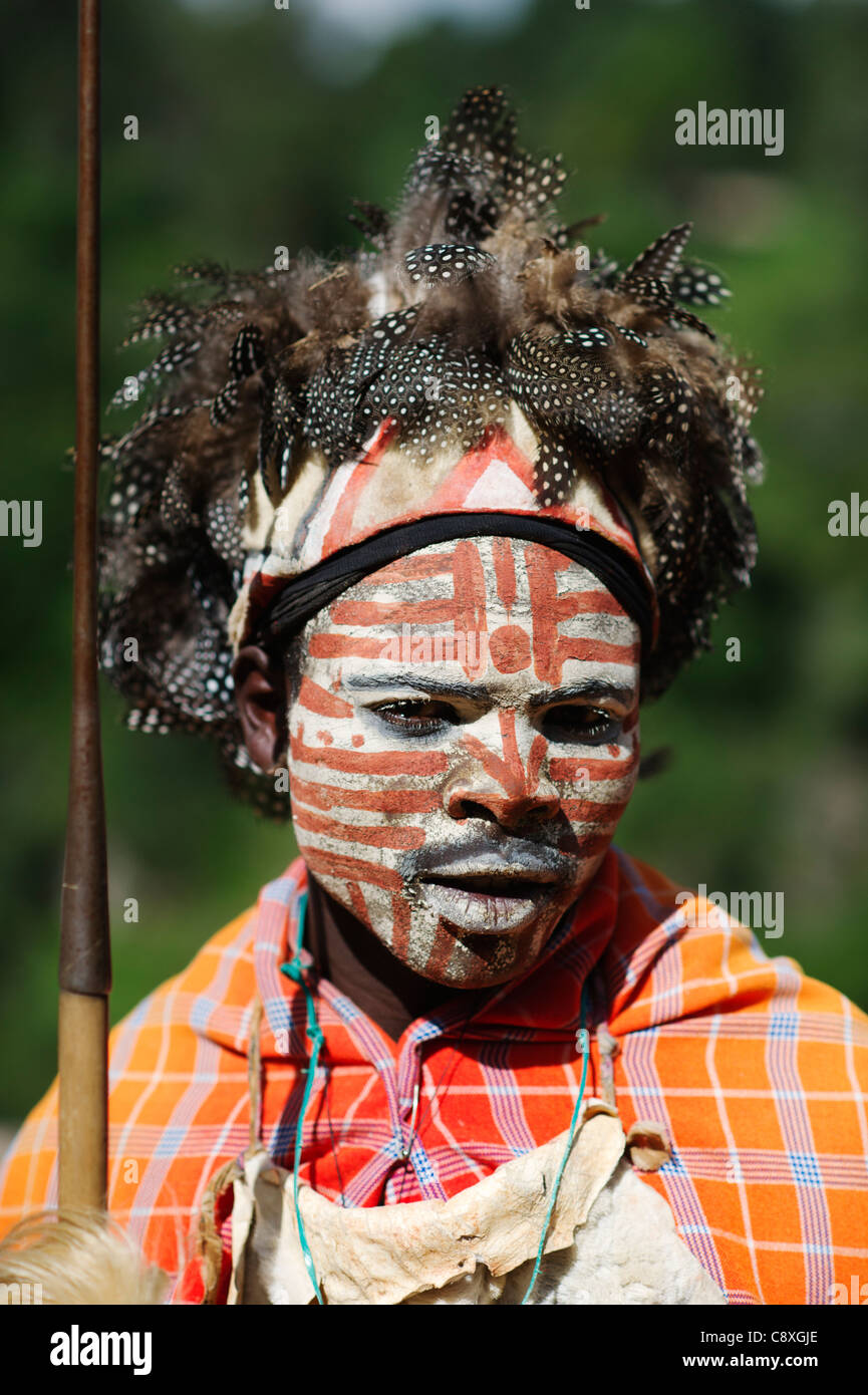 Kikuyu Krieger tragen Headress gemacht behelmter Perlhühner Federn Tomson fällt Kenia Stockfoto