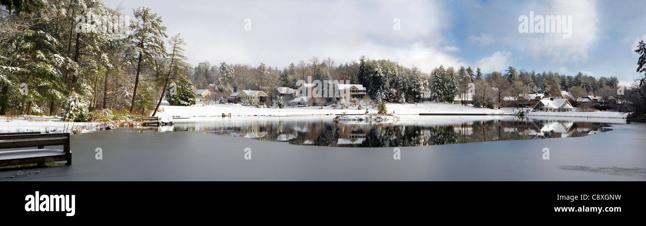 Deerlake Dorf (Panoramabild) - Brevard, North Carolina, USA Stockfoto