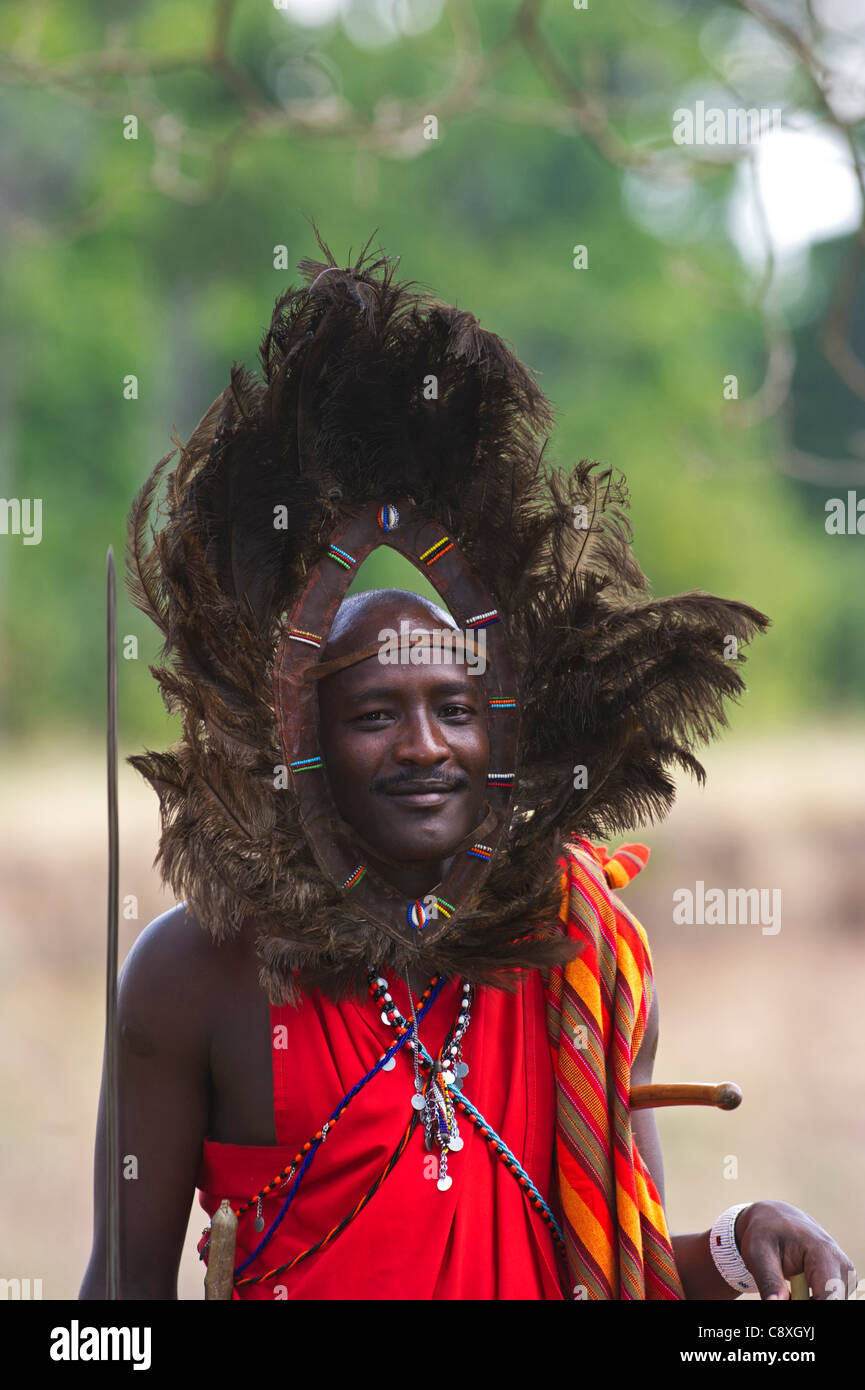 Kitkung Nampaso ein Masai Krieger tragen Strauß Feder Kopfschmuck Masai Mara Kenia Stockfoto
