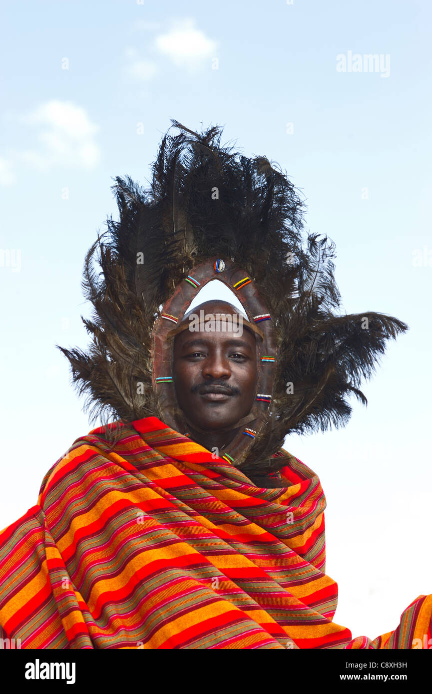 Kitkung Nampaso ein Masai Krieger tragen Strauß Feder Kopfschmuck Stockfoto