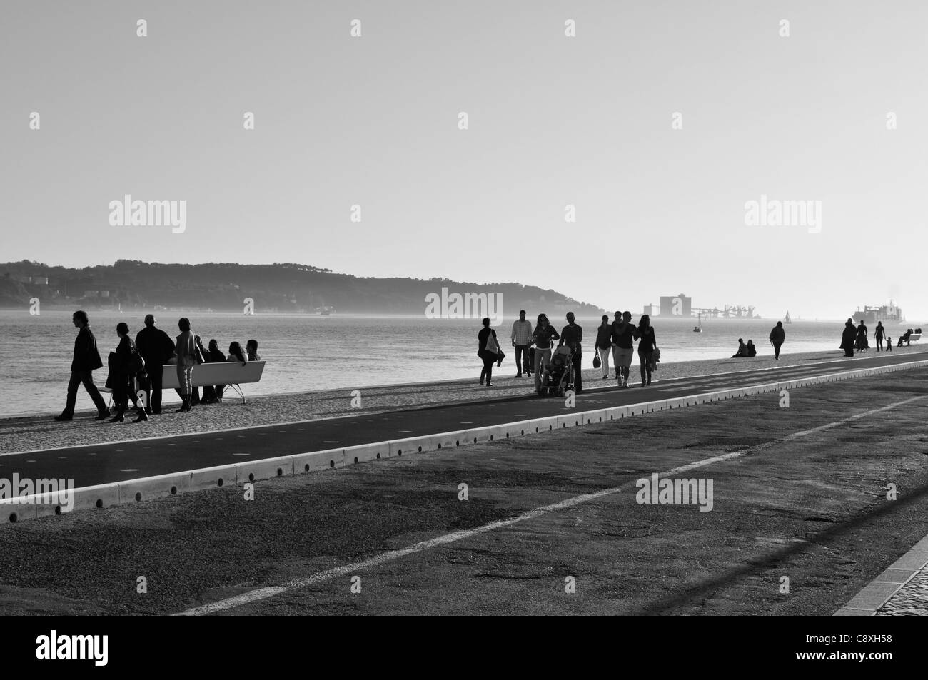 Menschen zu Fuß entlang des Flusses, Lissabon, Portugal Stockfoto