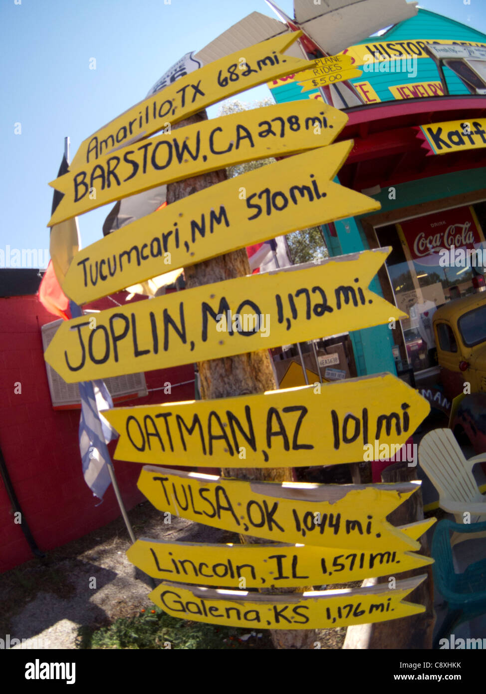 Ein Wegweiser der Route 66 Städte zeigt Laufleistung von Seligman Arizona Stockfoto