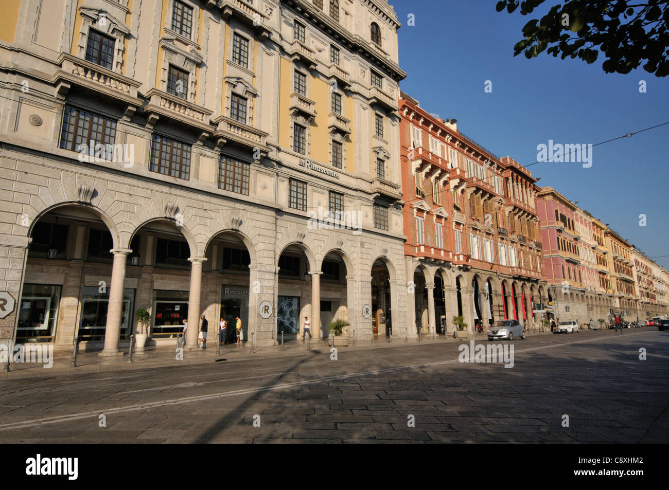La Rinascente Gebäude und alte über Roma-Straße in Cagliari, Sardinien Stockfoto