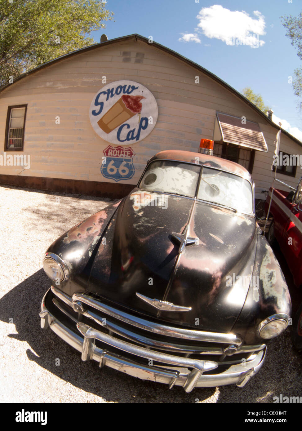 Ein Oldtimer schlummert neben dem Snow Cap Drive Inn, an der alten Route 66 in Seligman Arizona Stockfoto