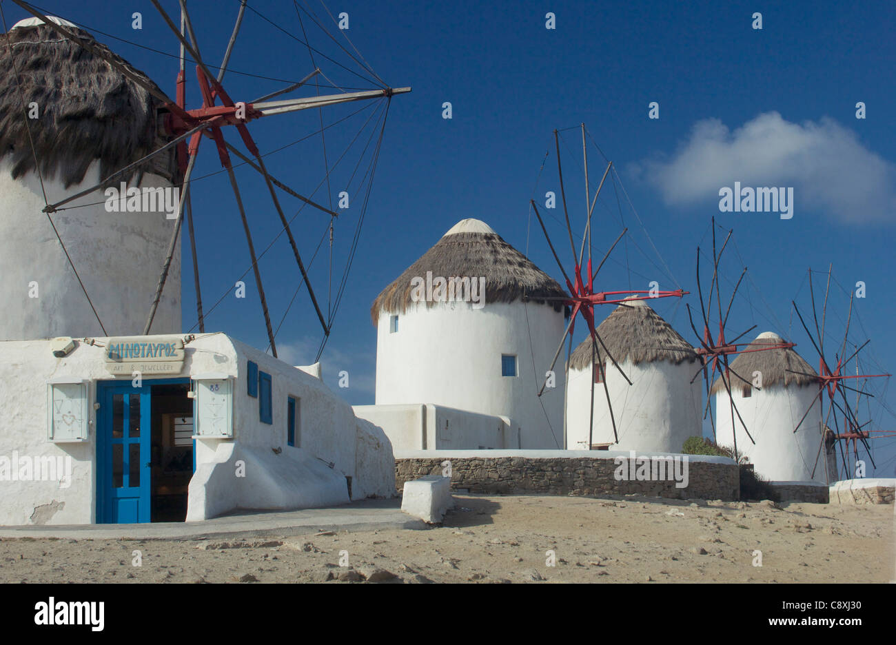 Vintage Mühlen zum Mahlen von Mehl auf der Insel Mykonos, Griechenland traditionell verwendet. Stockfoto