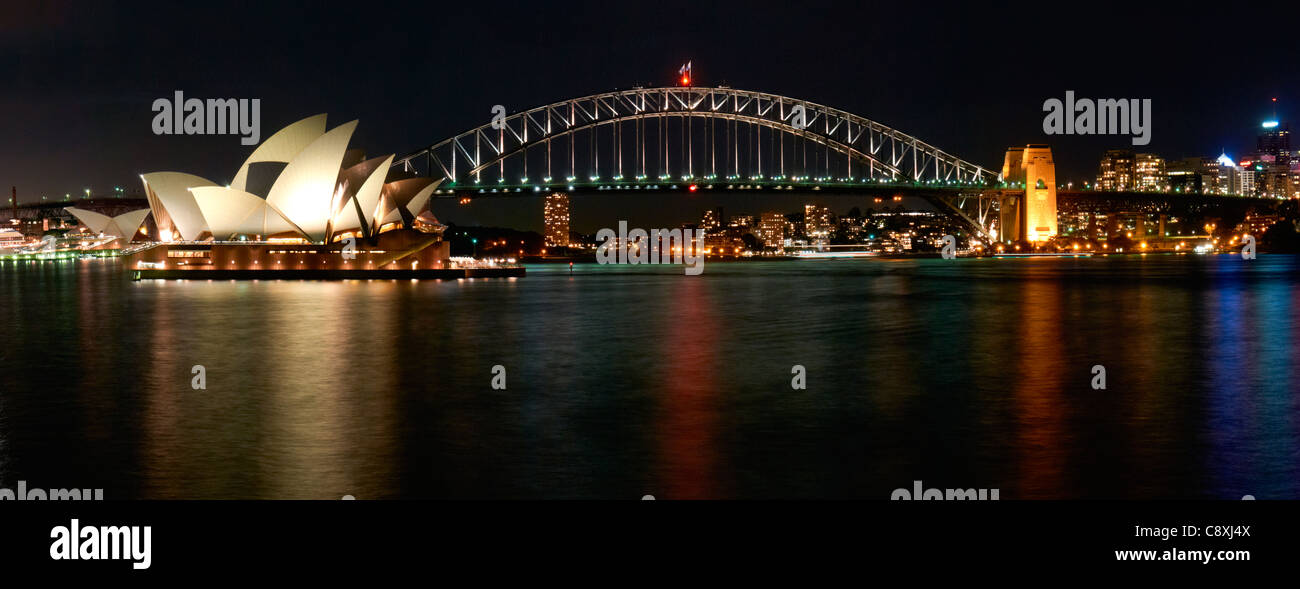 Panorama-Bild der Sydney Harbour Bridge und das Opernhaus bei Nacht Stockfoto