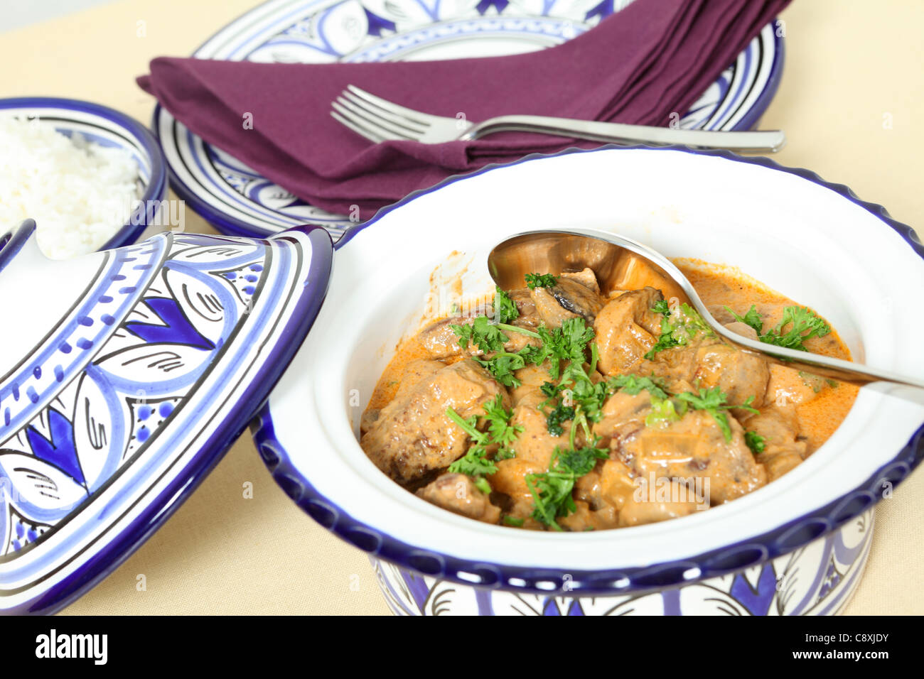 Eine Schussel Mit Rindfleisch Stroganoff Mit Reis Und Einen Loffel