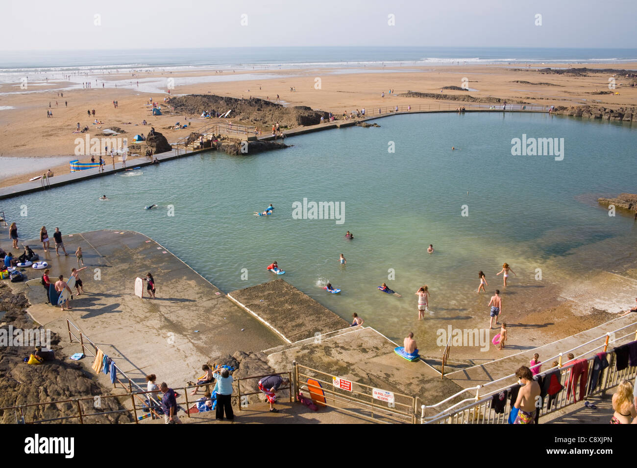 Bude Cornwall England Urlauber mit Einrichtungen des künstlichen Gezeiten Swimmingpool Stockfoto