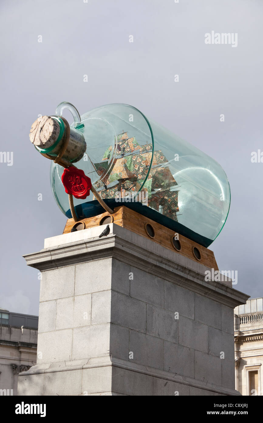 (Yinka Shonibare's) Nelsons Schiff in einer Flasche auf dem vierten Sockel am Trafalgar Square, London, England, Großbritannien. Stockfoto