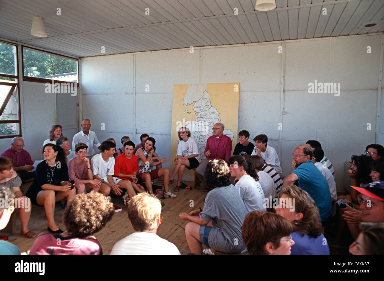 Erzbischof von Canterbury George Carey mit englischen Jugendgruppe Besuch in Taizé, France, 1992 Stockfoto