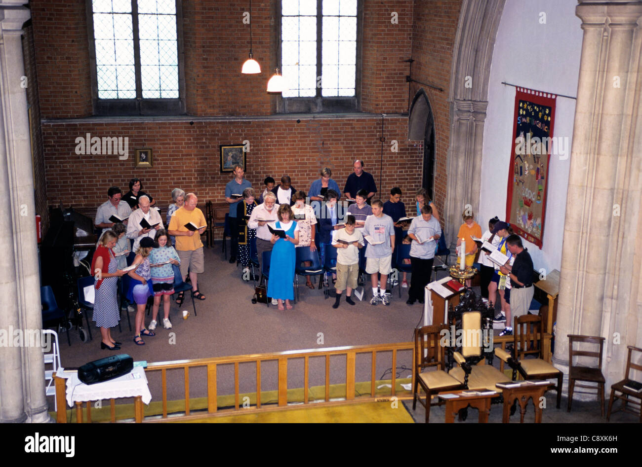 Jugenddienst in eine anglikanische Kirche in Acton, London, UK Stockfoto