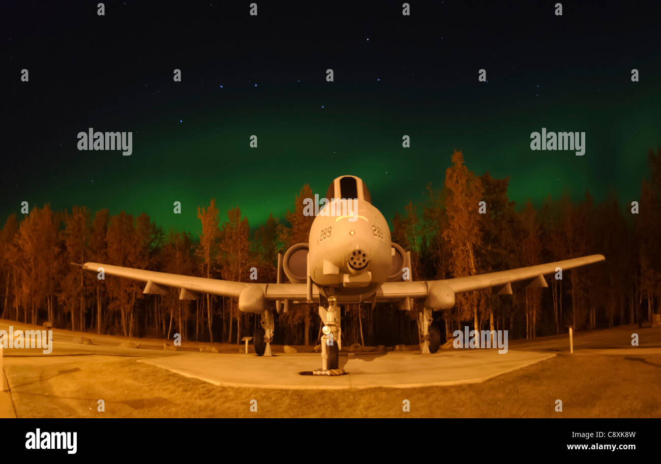 EIELSON LUFTWAFFENBASIS, Alaska -- die Big Dipper Konstellation und die Aurora Borealis, oder Nordlichter, leuchten am 18. September 2004 über einer statischen A-10 Thunderbolt 2 im Heritage Park auf der Eielson Luftwaffenbasis, Alaska. Die Lichter sind das Ergebnis von Sonnenpartikeln, die mit Gasen in der Erdatmosphäre kollidieren. Frühe Eskimos und Inder glaubten verschiedene Legenden über die Nordlichter, wie sie die Seelen der Tiere waren, die am Himmel tanzten oder die Seelen der gefallenen Feinde, die versuchten, wieder aufzusteigen. A-10 Flugzeuge werden derzeit von der 355. Jagdgeschwader geflogen, die auf der Eielson AFB stationiert ist. Stockfoto