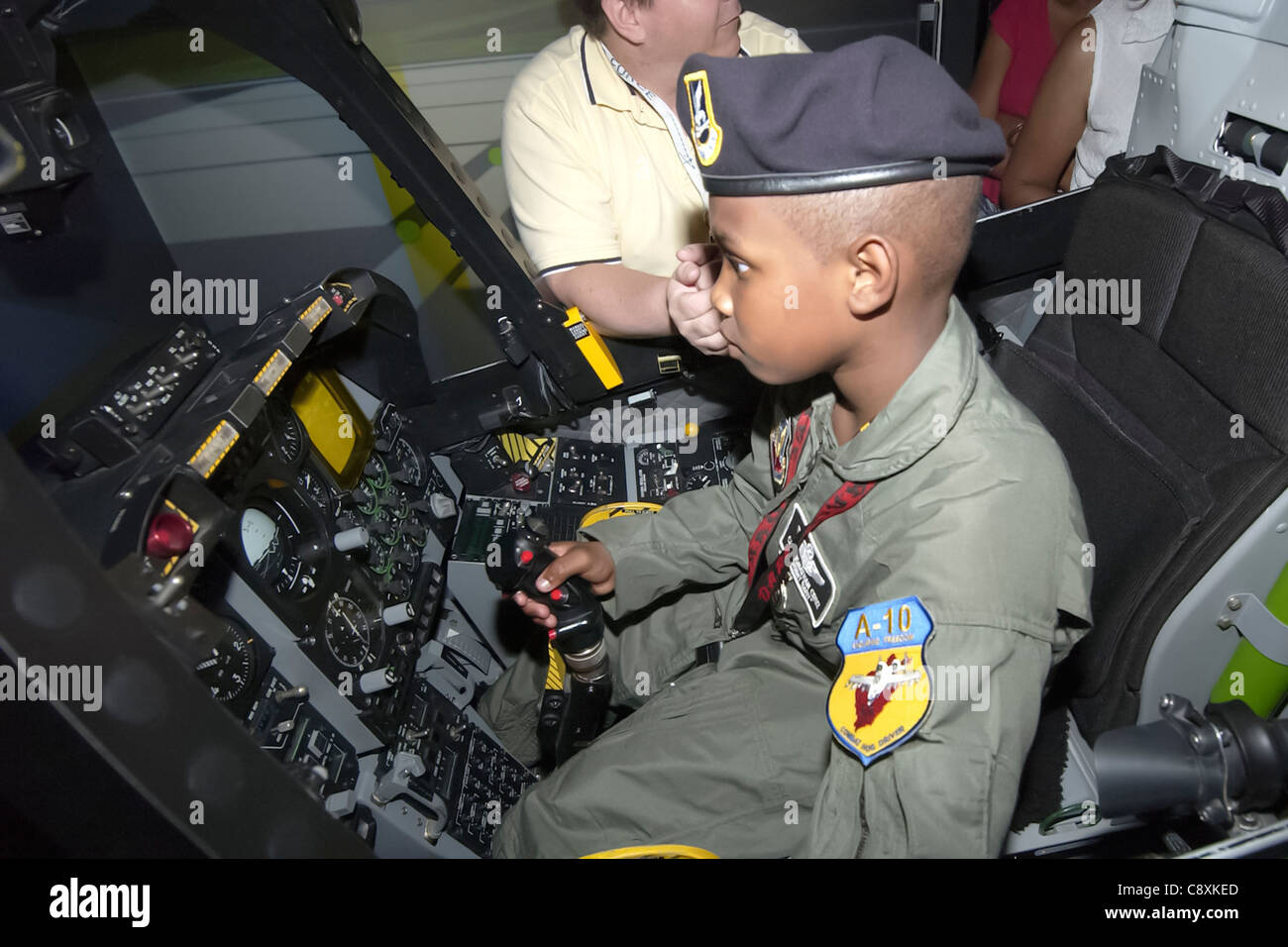 POPE LUFTWAFFENBASIS, N.C. -- Jonathan Cruz, ein 8-jähriger Überlebender von Non-Hodgkin's Lymphom, bekam die Chance, hier einen A-10 Thunderbolt II Flugsimulator zu fliegen. Jonathan erhielt eine Tour durch die Basis und erhielt zahlreiche Auszeichnungen und Geschenke. Stockfoto