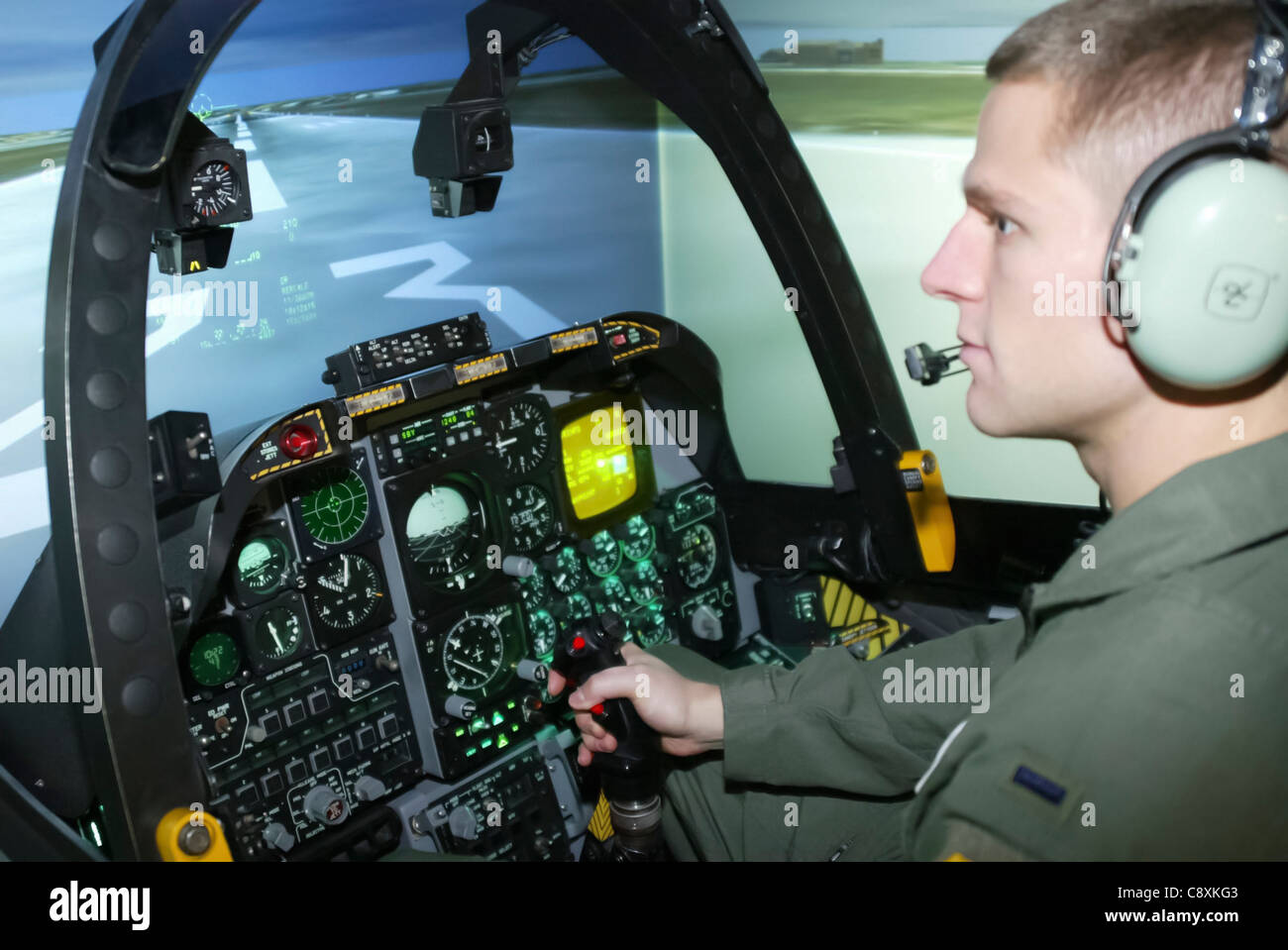 POPE LUFTWAFFENBASIS, N.C. -- 1. LT. Joden Werlin setzt sich in den A-10 Simulator ein, bevor er an der Virtual Red Flag, einer gemeinsamen, mehrbasigen operativen Trainingsübung, teilnimmt. Leutnant Werlin wird dem 75. Jagdgeschwader zugewiesen. Stockfoto