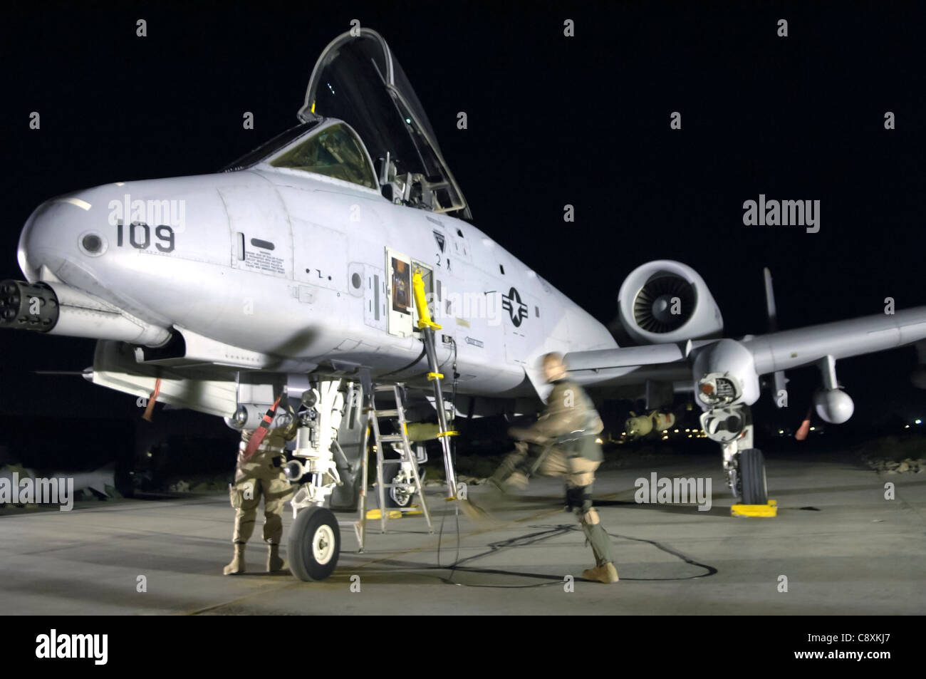 Capt. Jason Shemchuk verlässt sein Flugzeug auf der Bagram Air Base, Afghanistan, nachdem er am 6. Juli eine Mission zur Unterstützung der Operation Enduring Freedom geflogen hat. Die A-10 wird für die Nahunterstützung verwendet. Kapitän Shemtschuk ist dem 81. Expeditionary Fighter Squadron zugewiesen. Stockfoto