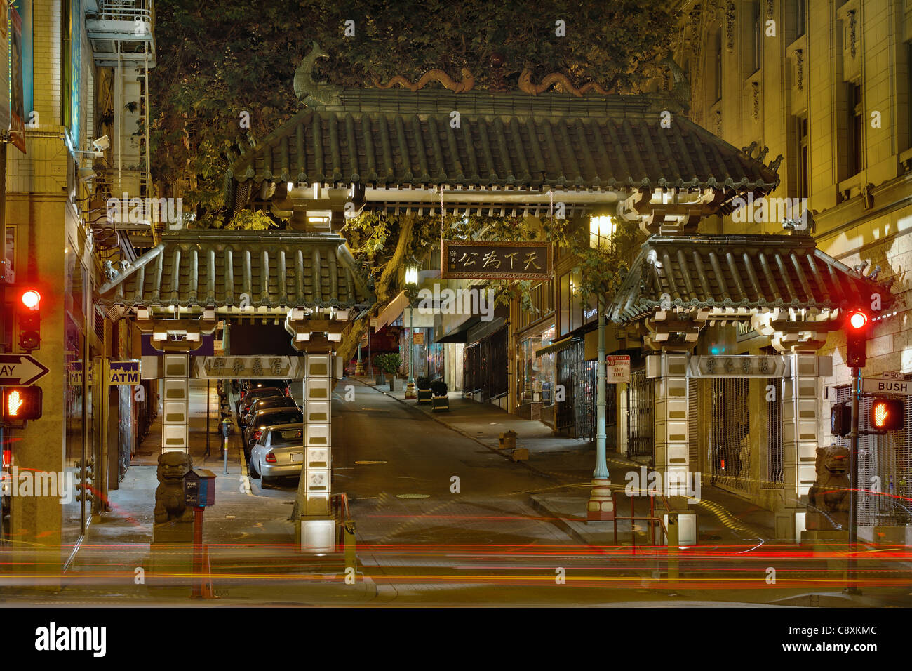 Tor der Chinatown in San Francisco, Kalifornien in der Nacht Stockfoto