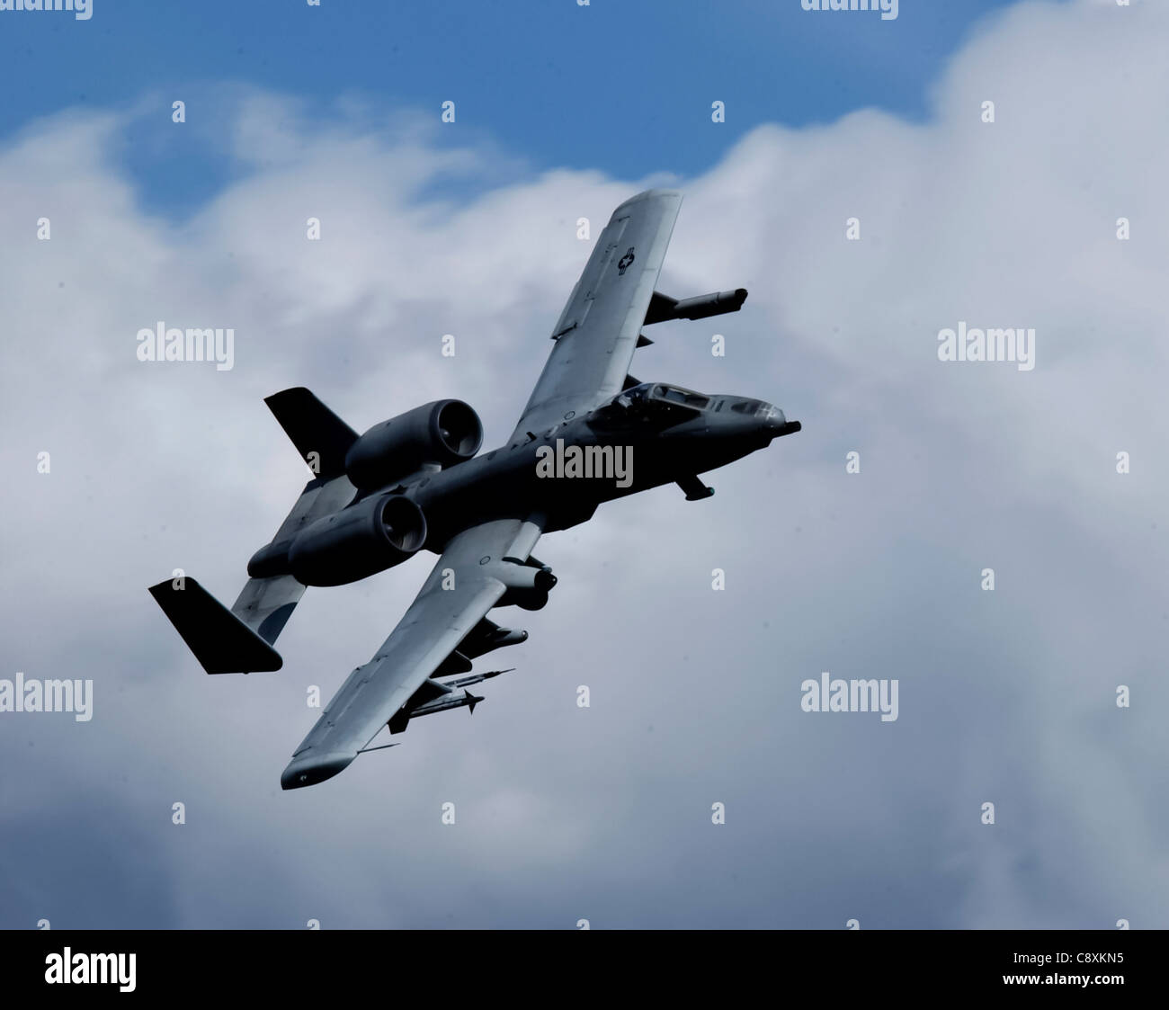 Ein A-10 Thunderbolt II bereitet sich auf einen Straffing Run am 29. Mai auf dem Pacific Alaska Range Complex in Alaska vor. Die A-10 ist dem 355. Jagdgeschwader der Eielson Air Force Base, Alaska, zugewiesen. Die 355th FS ist mit der Bereitstellung von Mission Ready A-10 sowie Such- und Rettungsmöglichkeiten in Alaska und weltweit eingesetzten Standorten beauftragt. Stockfoto