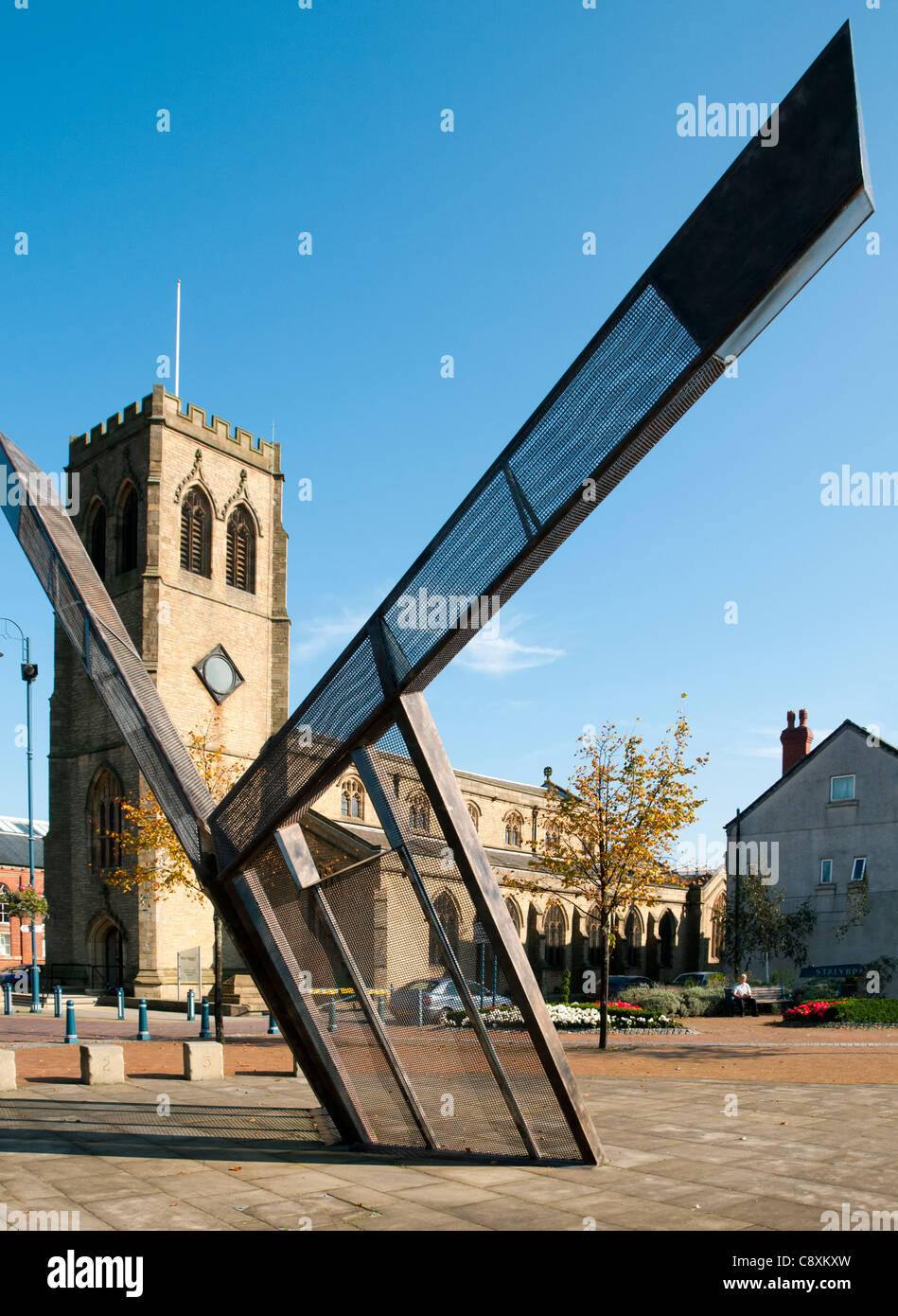 Ableitungskanal Sonnenuhr Skulptur von Alan Dawson.  Armentieres Square, Stalybridge, Tameside, größere Manchester, England, Vereinigtes Königreich Stockfoto