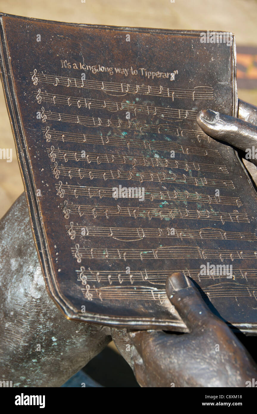 Detail von Jack Judge begleitet von einem Soldaten des 1. Weltkriegs, einer Skulptur auf dem Lord Pendry Square, Stalybridge, Tameside, GTR Manchester, UK. Künstler unbekannt. Stockfoto