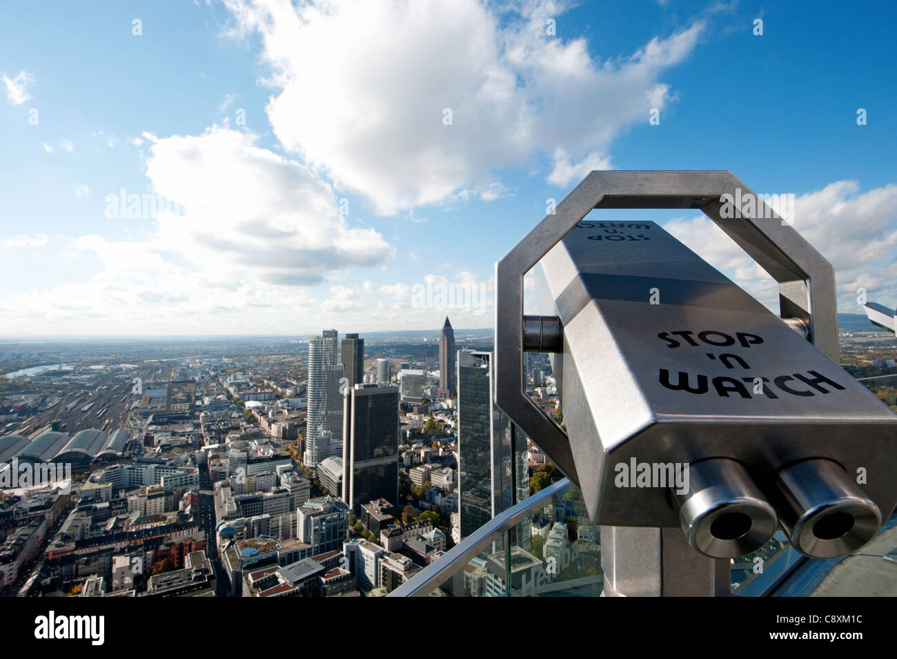 N Stoppuhr: Blick vom Dach des Main Tower in Frankfurt Am Main, Hessen, Deutschland. Stockfoto