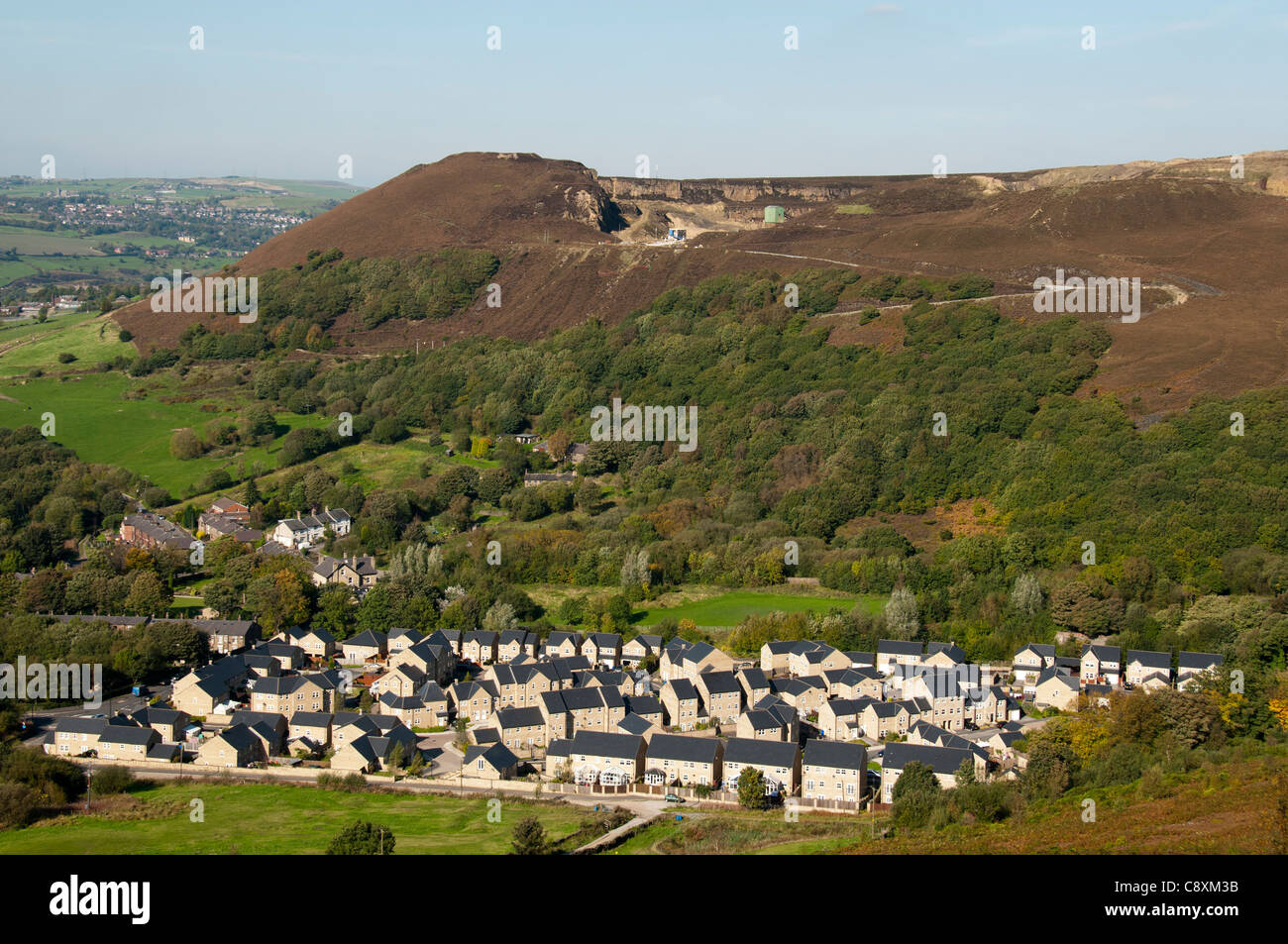 Carrbrook, Stalybridge, Tameside, Gtr. Manchester, England, Vereinigtes Königreich. Buckton Schloß und Buckton Vale Steinbruch oben. Stockfoto