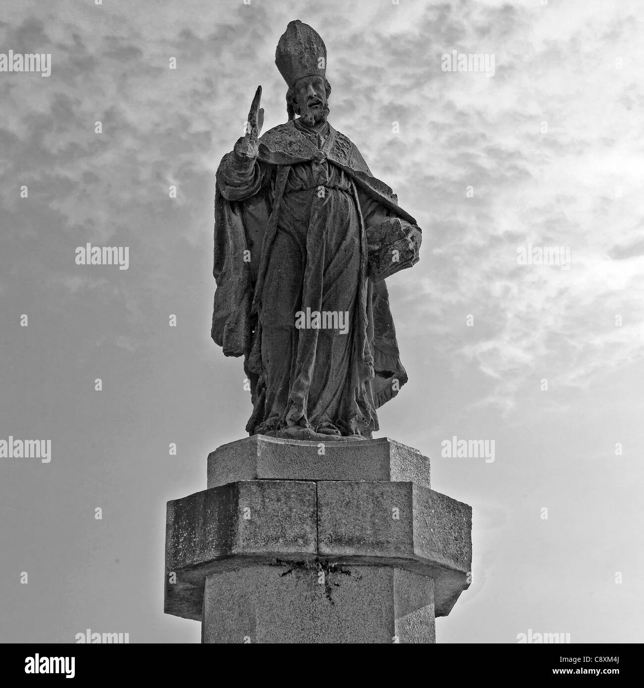 Statue des Papstes gegen den Himmel fotografiert Stockfoto