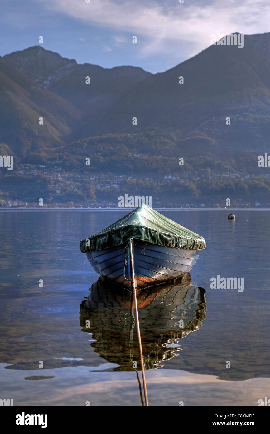 eine überdachte Ruderboot am Lago Maggiore Stockfoto