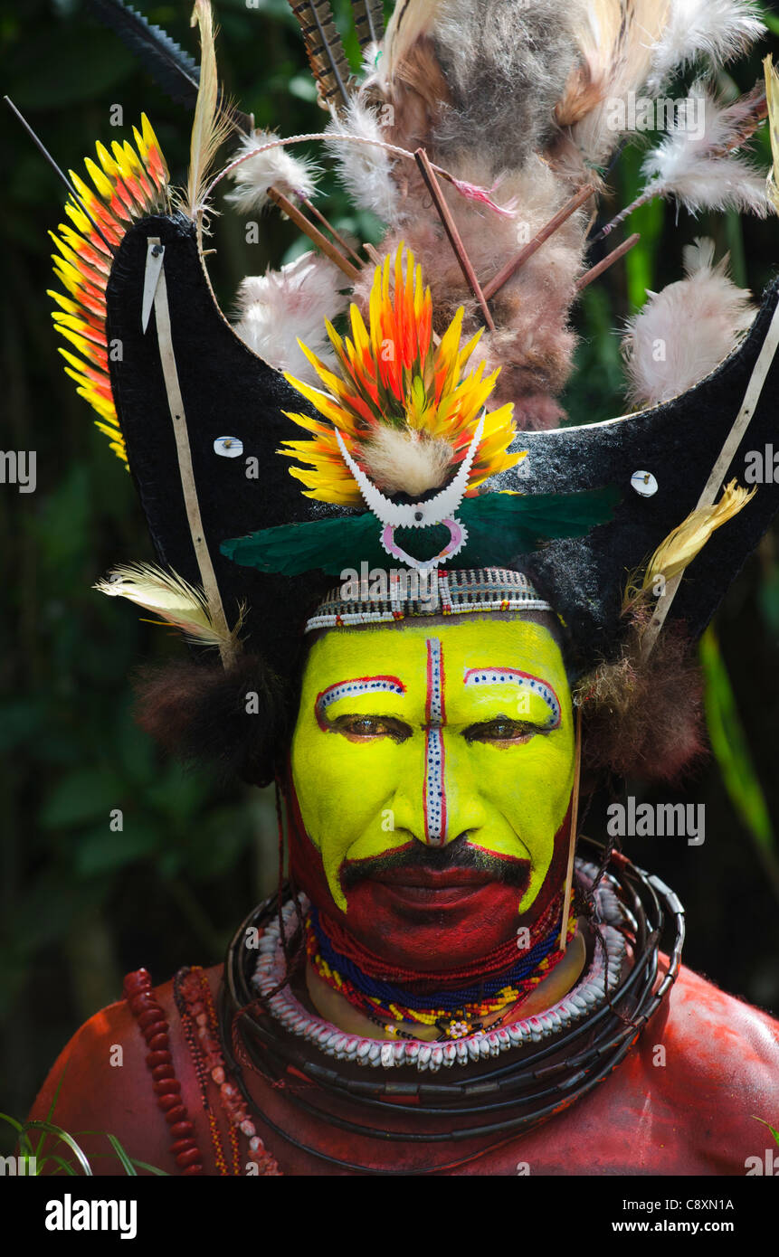 Huli Wigmen Dreseed in zeremoniellen Kopf Kleider der Paradiesvogel Federn und Schminken für Sing-Sing Tari Valley südlichen Stockfoto