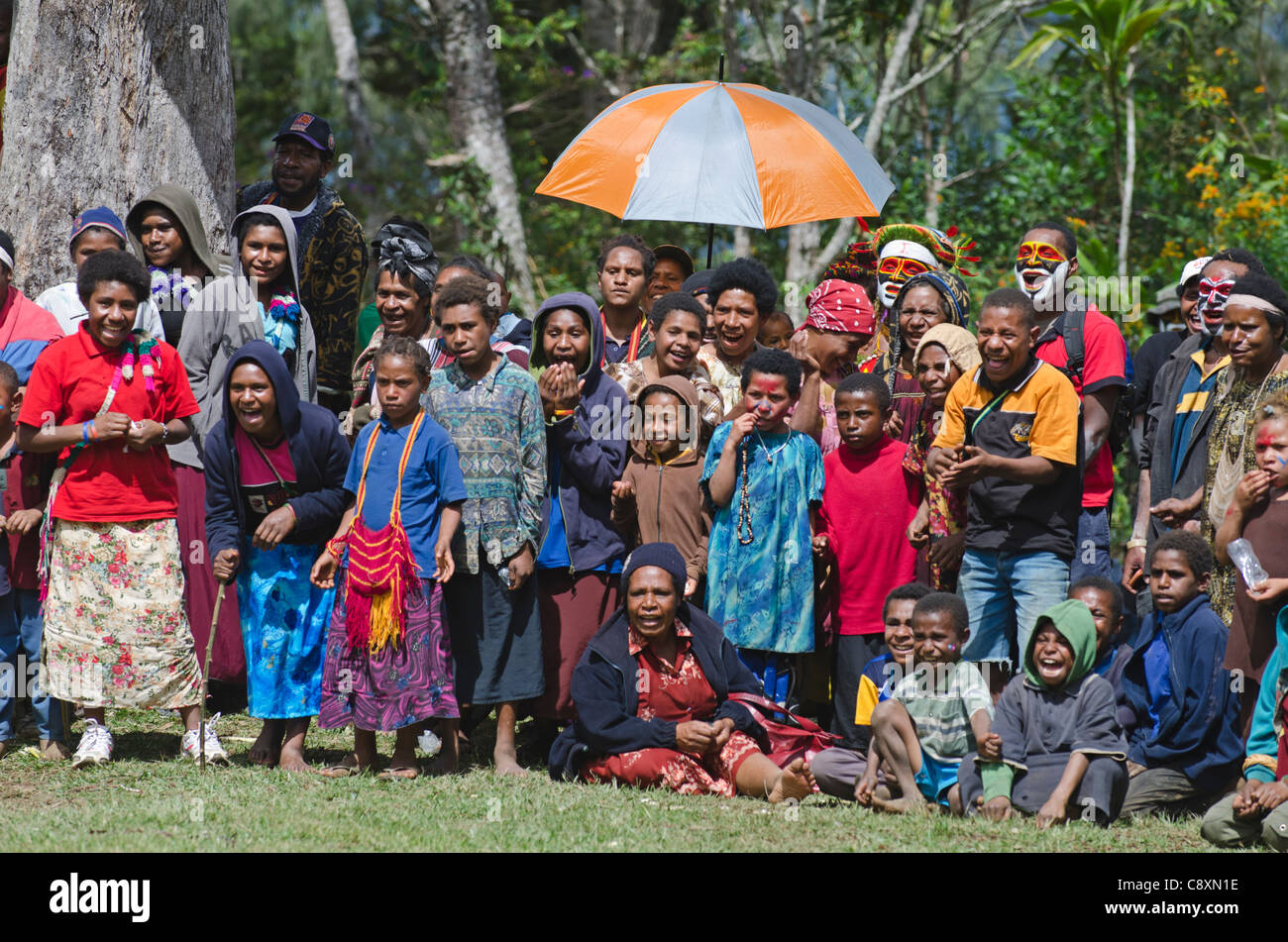 Heimischem Publikum beobachten ein Sing-Sing Paiya Show Western Highlands-Papua-Neuguinea Stockfoto